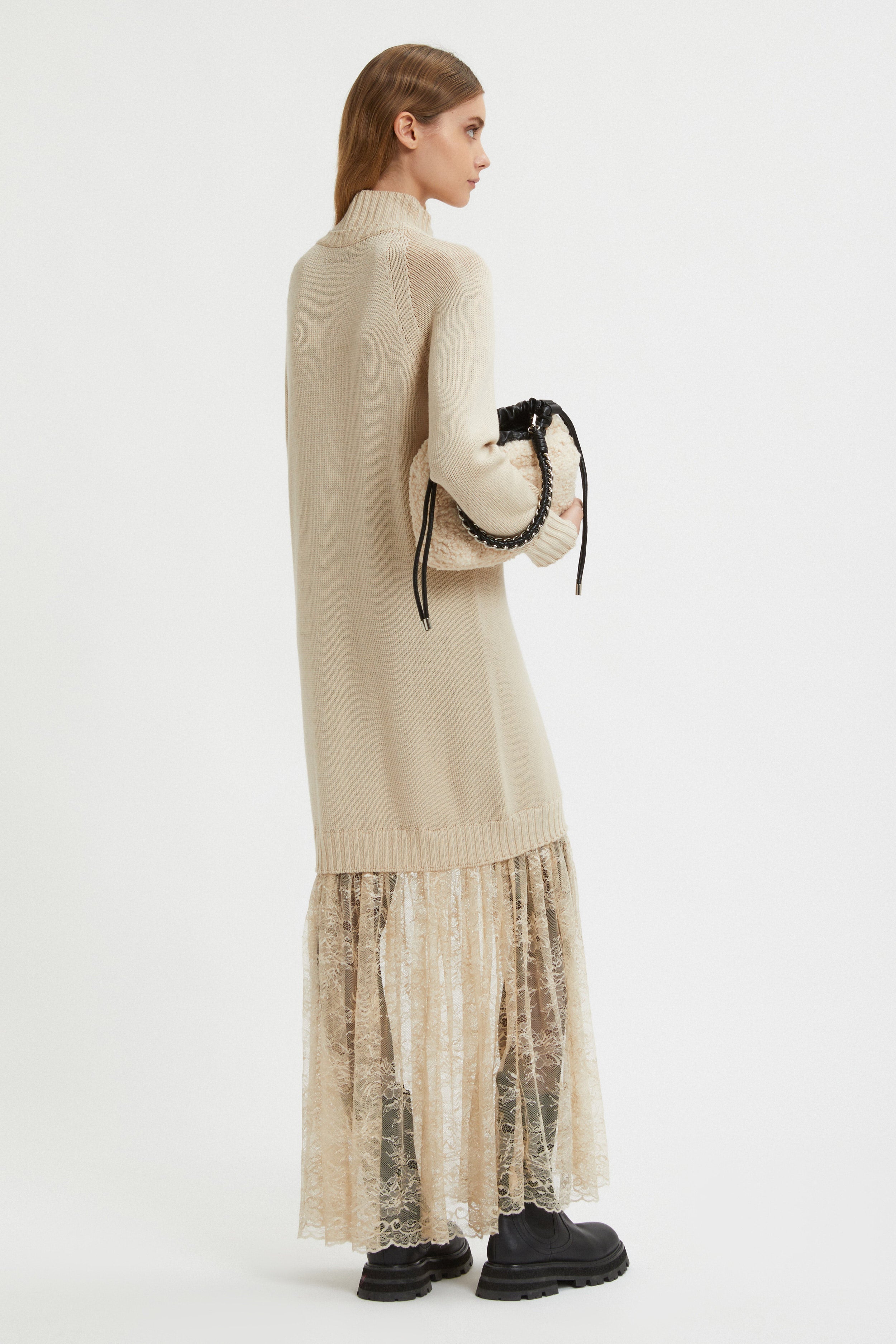 Image of ABITO IN MAGLIA CON BALZA DI PIZZO