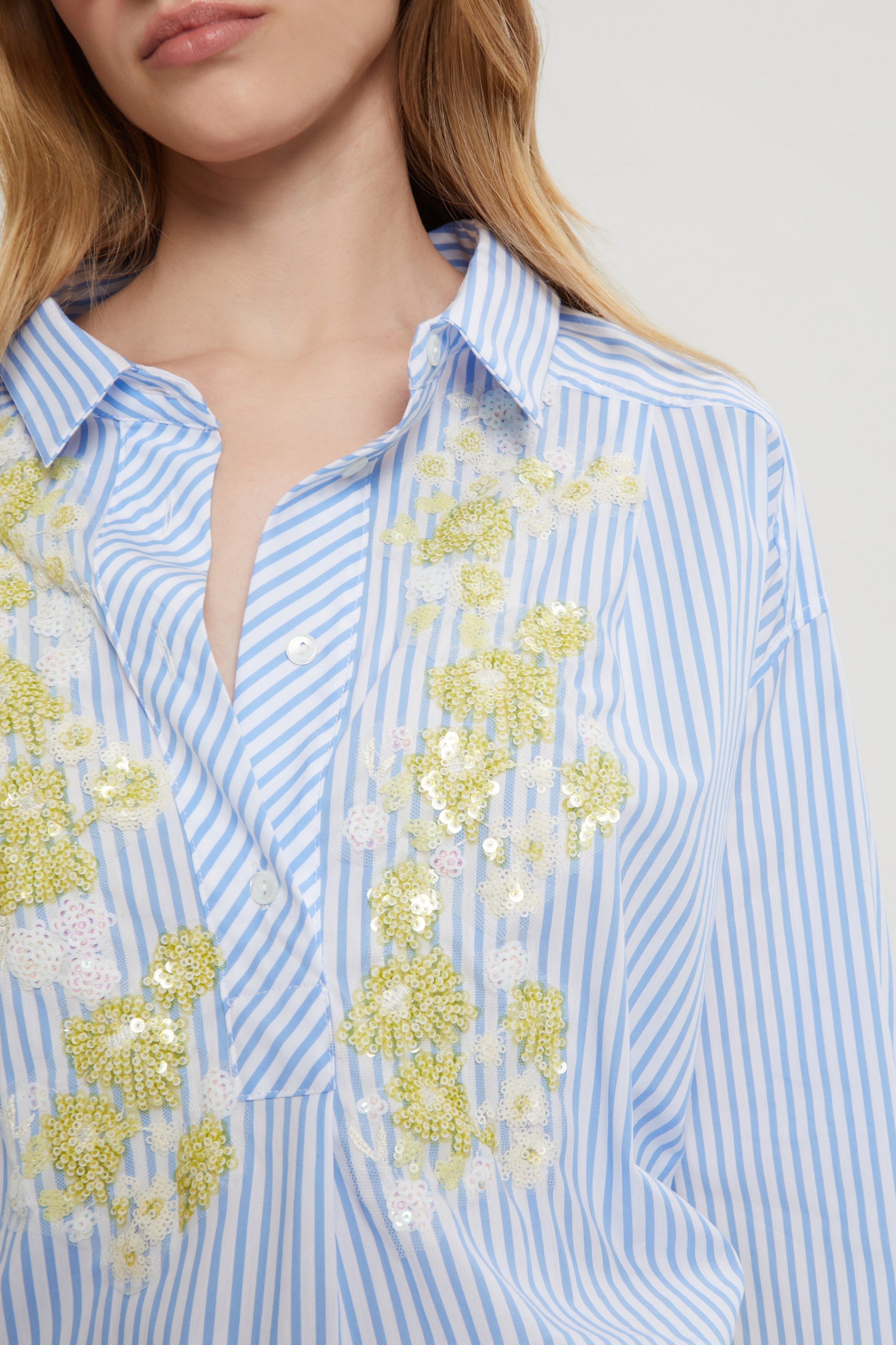 Image of CHEMISE RAYĖE EN POPELINE AVEC BRODERIE EN PAILLETTES