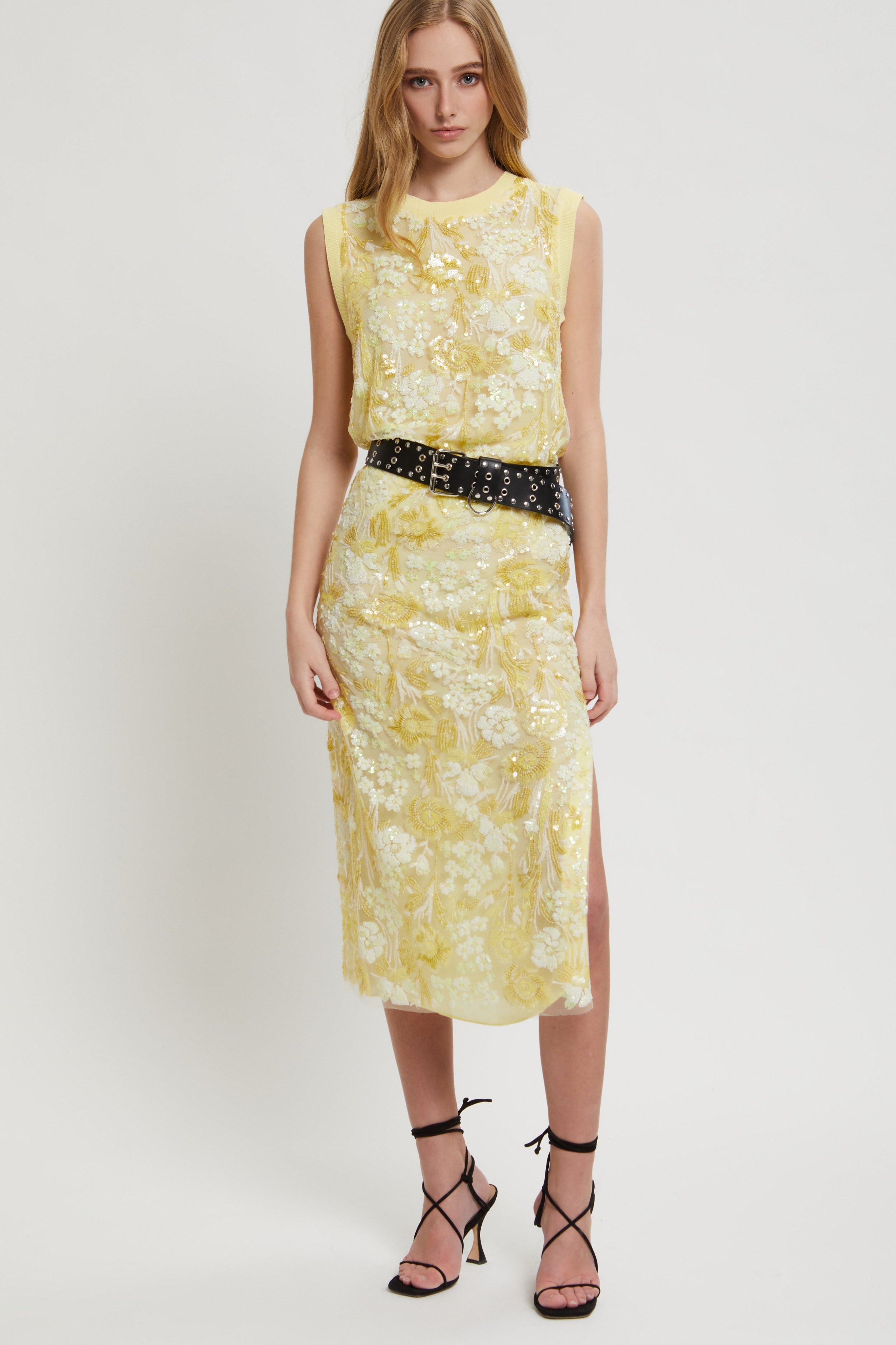 Image of TOP DI PAILLETTES A FIORI E MAGLIA