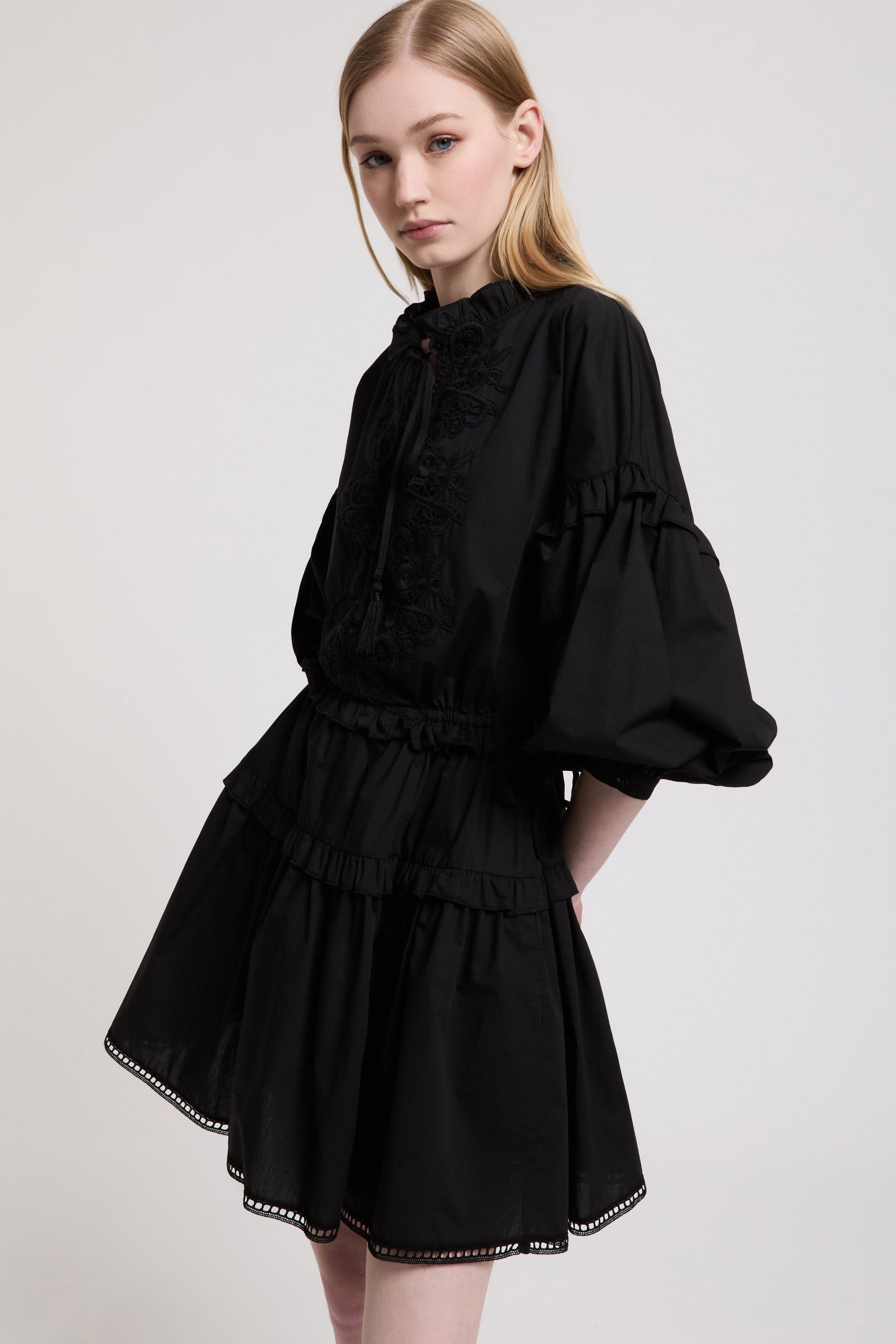 Image of ROBE EN POPELINE AVEC DENTELLE ET VOLANTS