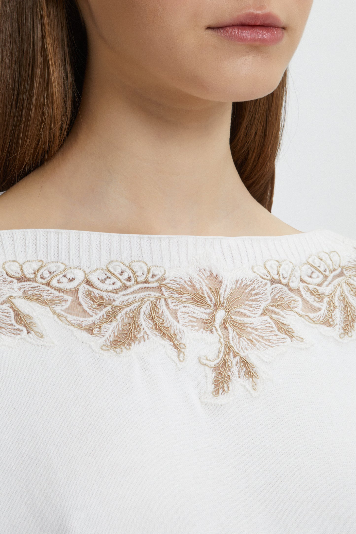 LIGHT SWEATER WITH BICOLOR REBRODé LACE