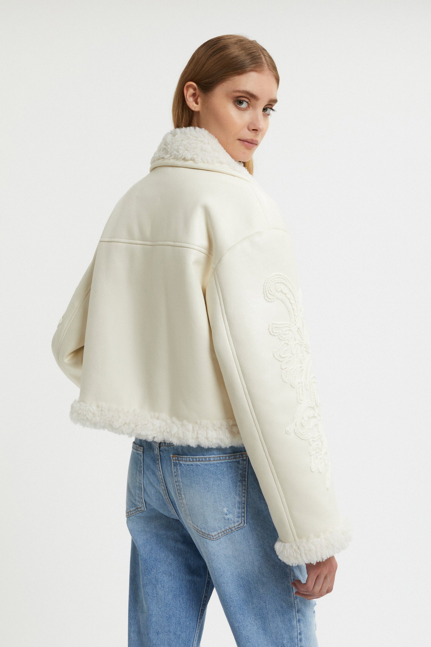 BLOUSON EN MOUTON ECOLOGIQUE AVEC MANCHES BRODES