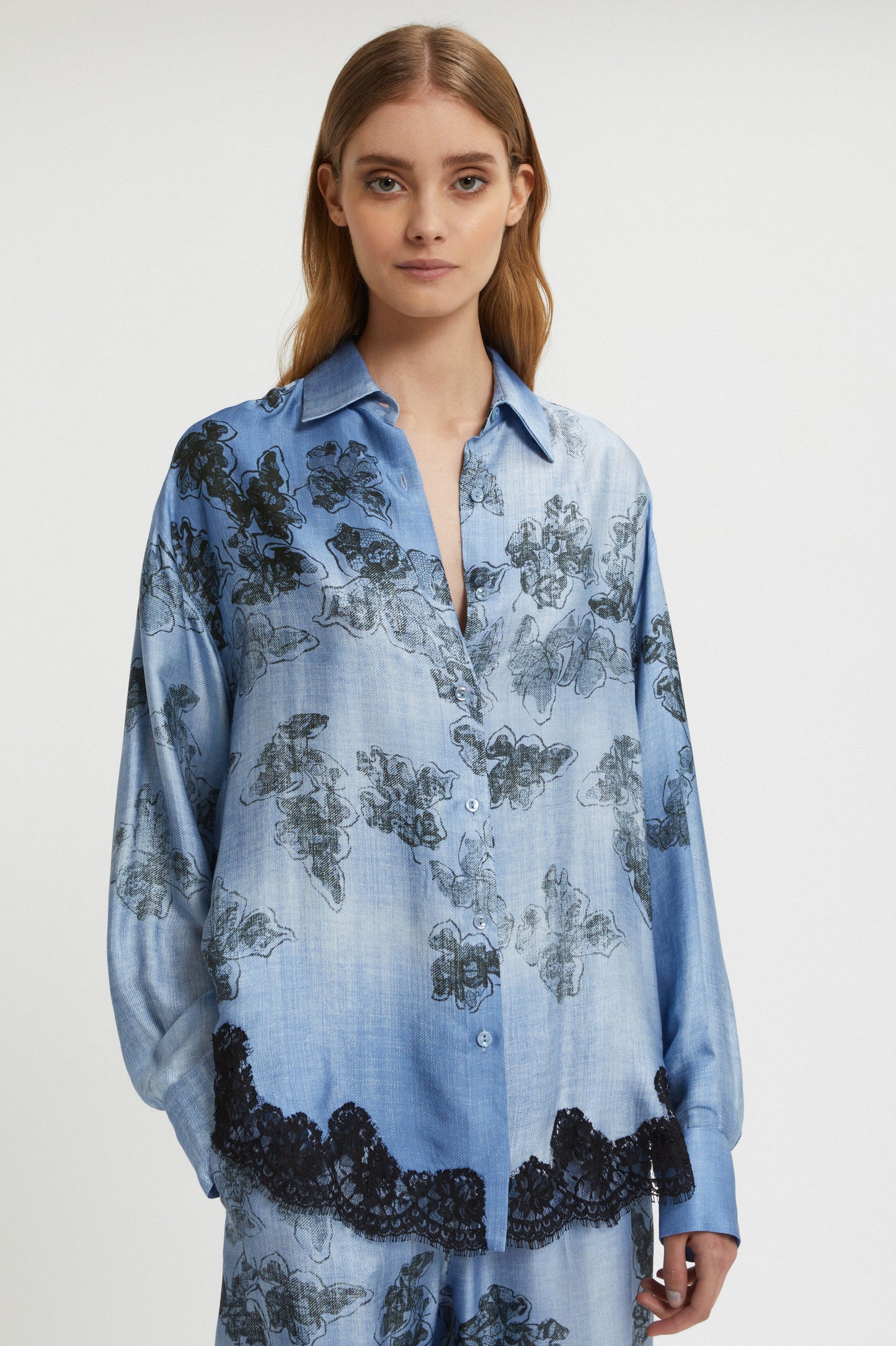 CHEMISE EN SATIN IMPRIMÉ DENIM ET AVEC DENTELLE