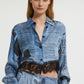 CAMICIA CROP STAMPA DENIM CON PIZZO AL FONDO