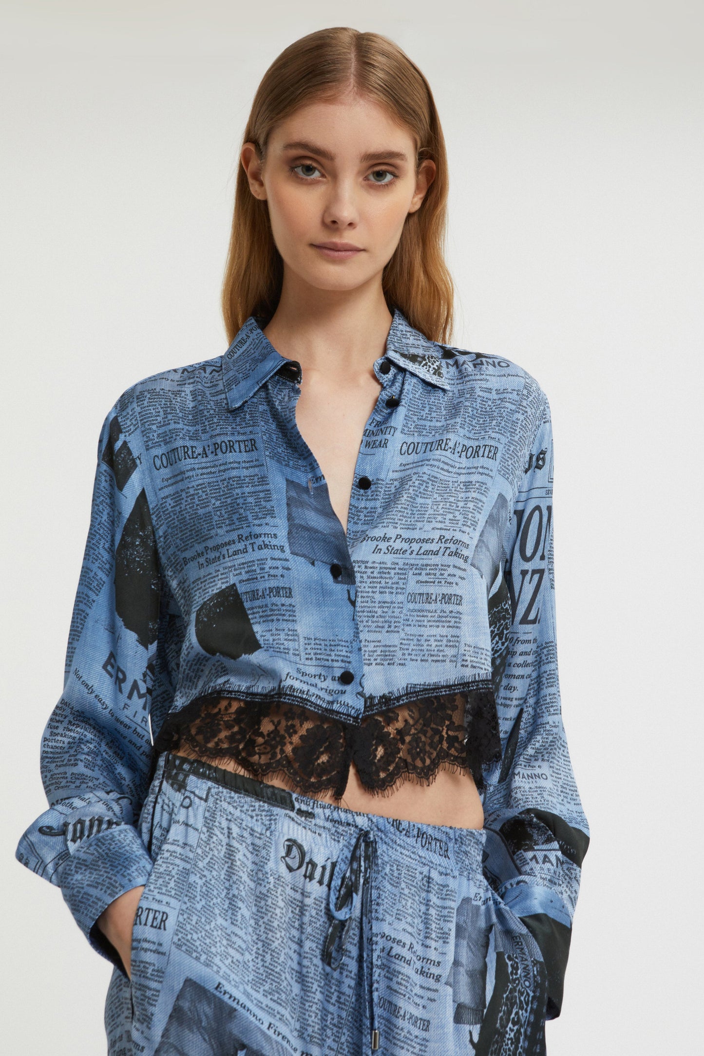 CAMICIA CROP STAMPA DENIM CON PIZZO AL FONDO