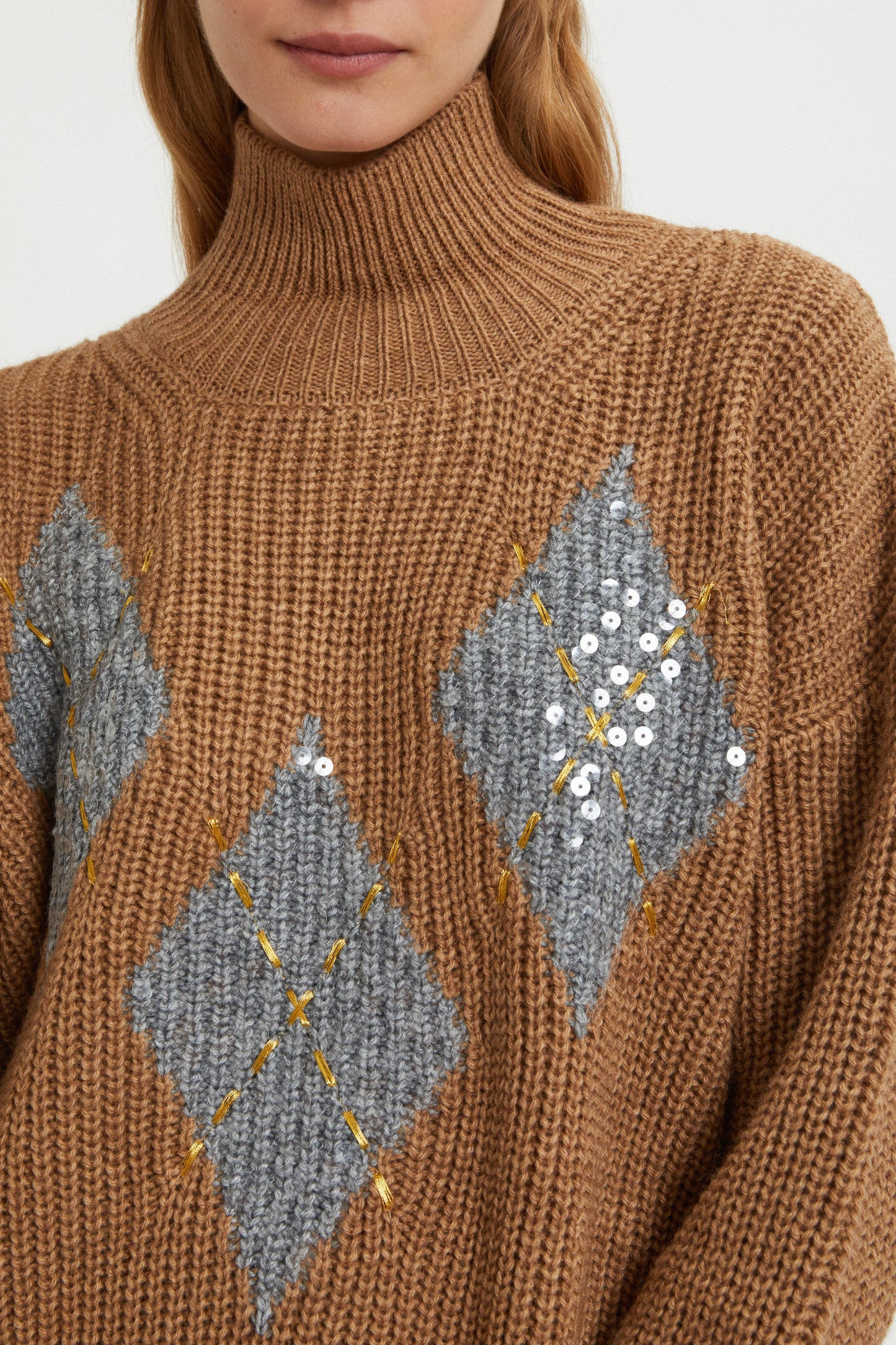 PULL COTELÉ  À LOSANGES AVEC PAILLETTES