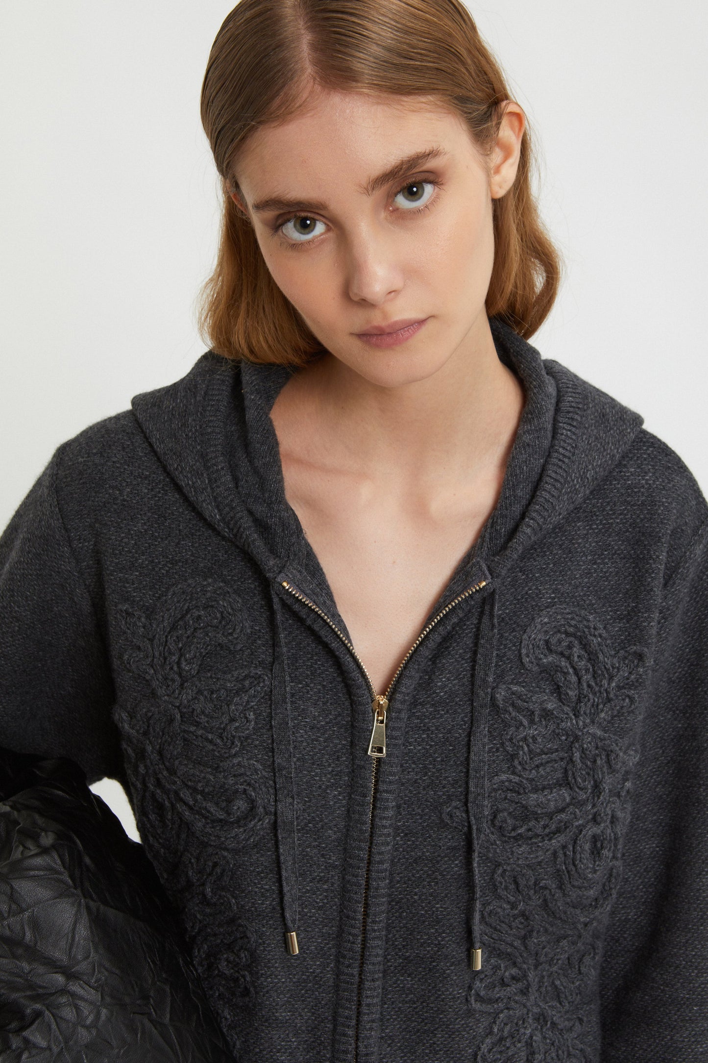 EMBROIDERED HOODIE SWEATER WITH FASTENER ZIP