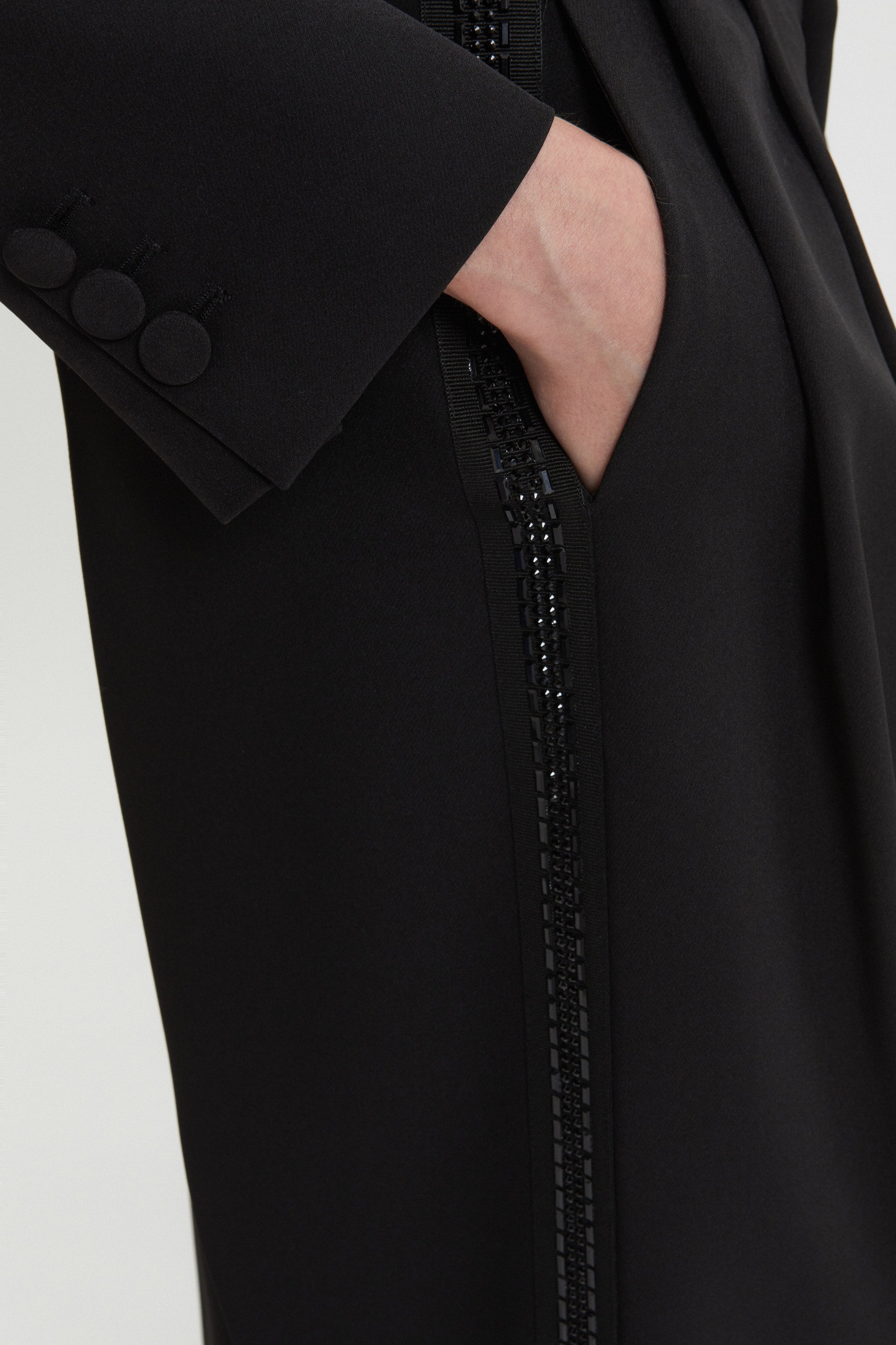 Image of PANTALONI SMOKING CON PIEGHE E BANDA DI CRISTALLI