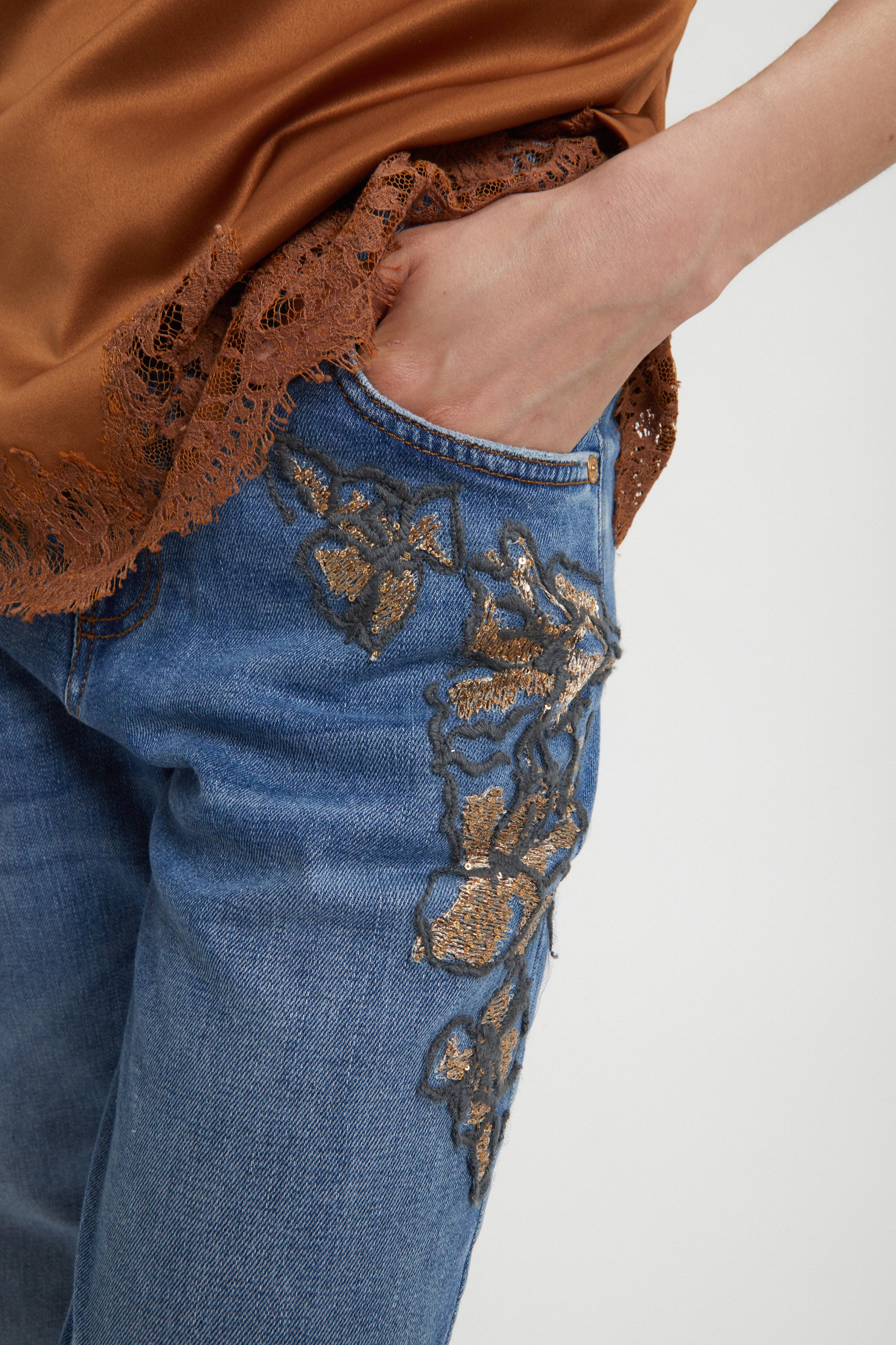 FIVE-POCKET DENIM WITH SEQUINS