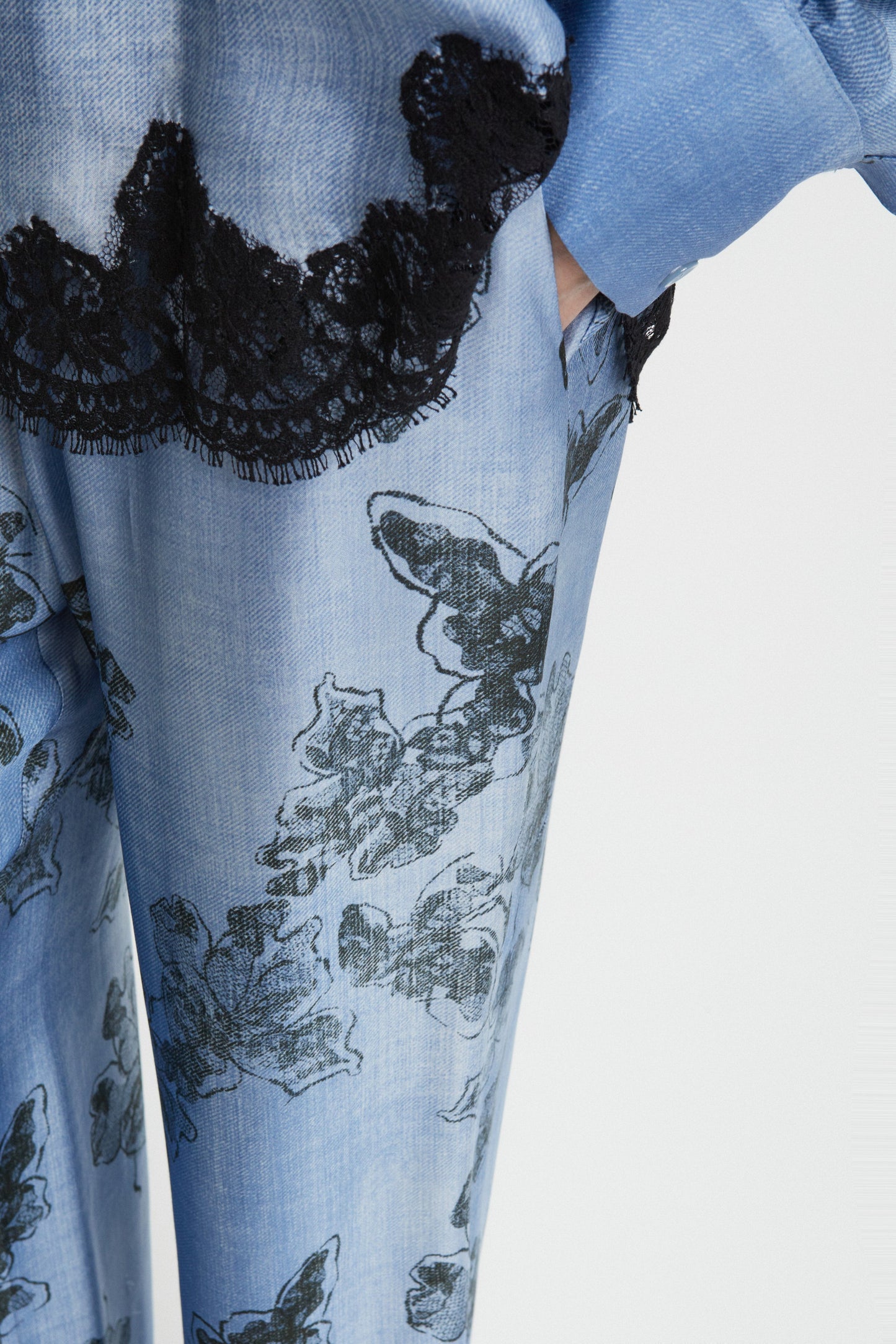 PANTALONI IN RASO STAMPA DENIM E PIZZO