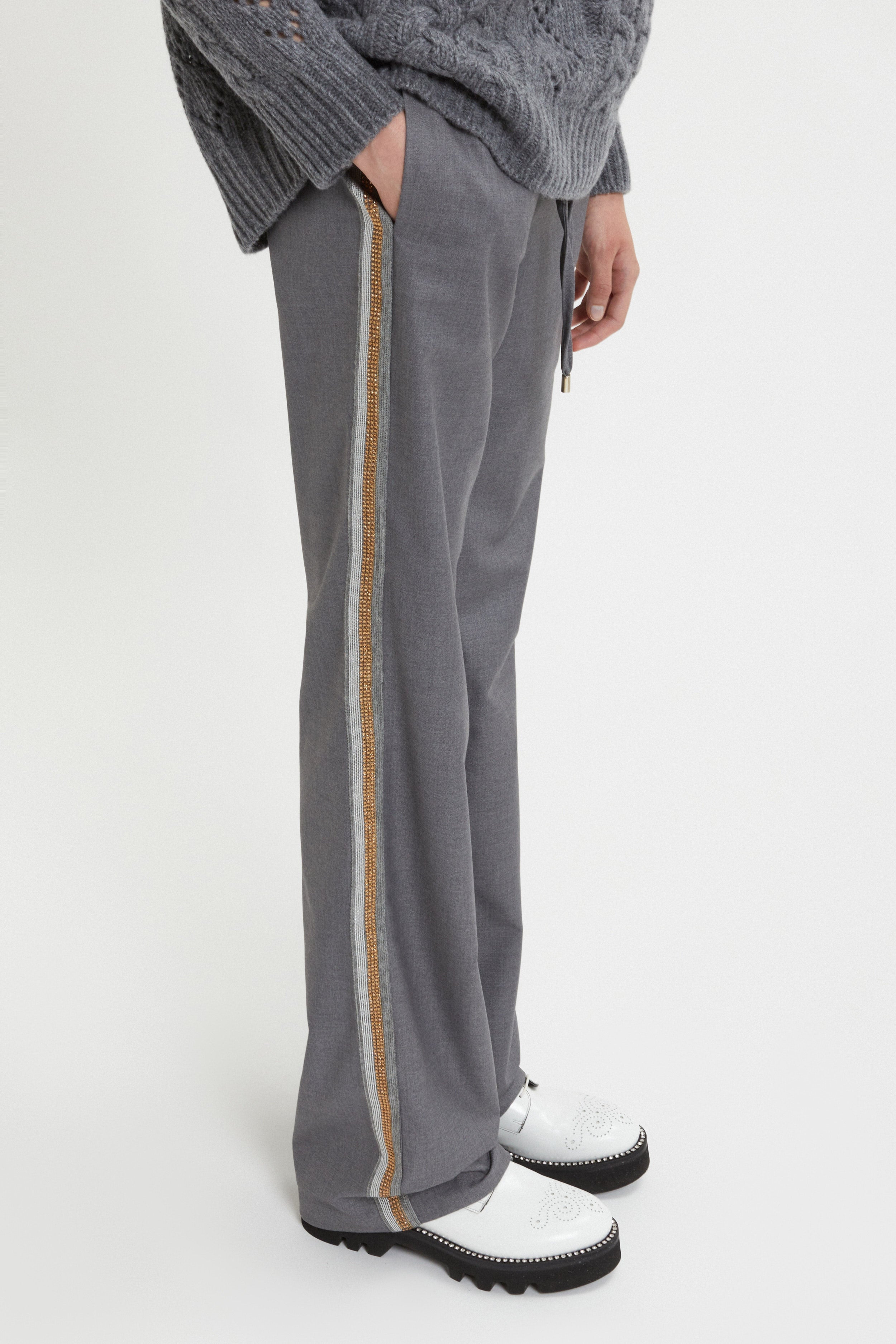 PANTALONI CON BANDA RIGATA E CRISTALLI