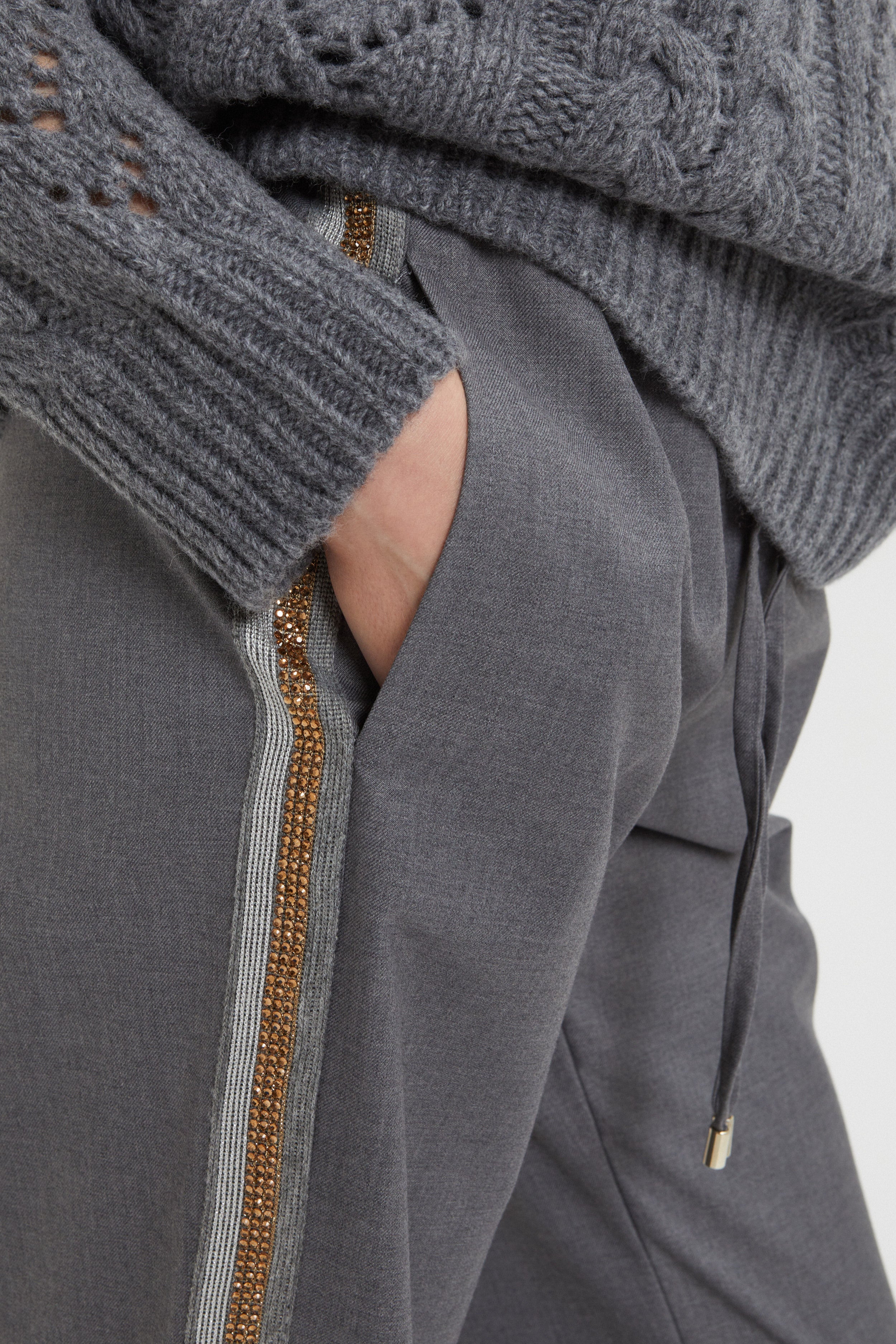 PANTALONI CON BANDA RIGATA E CRISTALLI