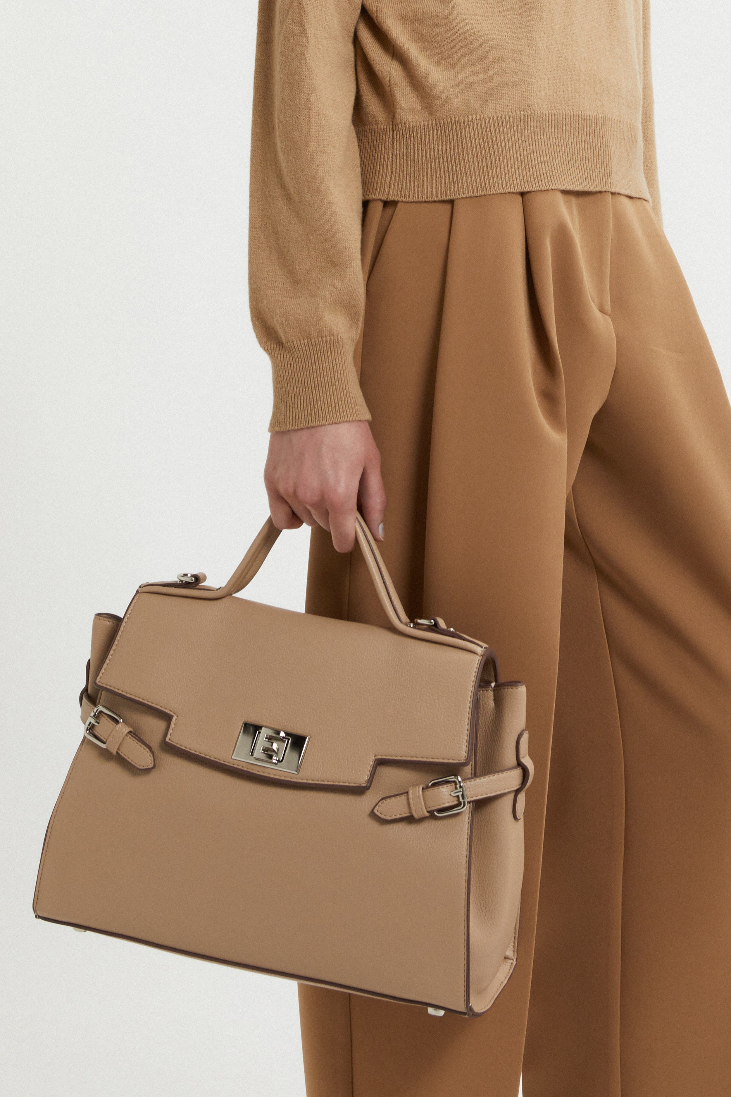 BORSA A MANO CON CHIUSURA LOGATA E FIBBIE