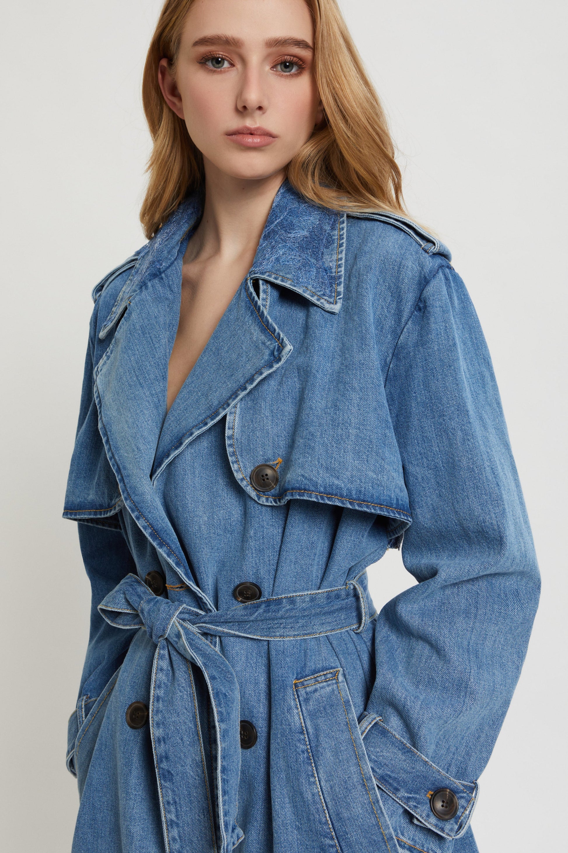 TRENCH LUNGO IN DENIM CON RICAMI
