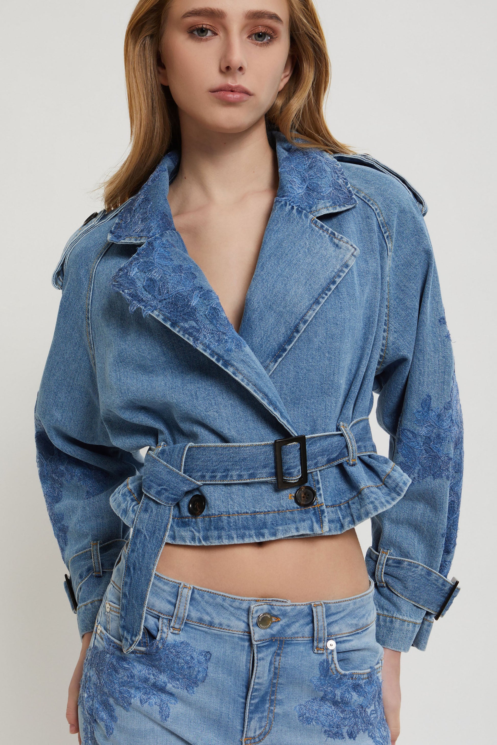 TRENCH CORTO IN DENIM CON RICAMI