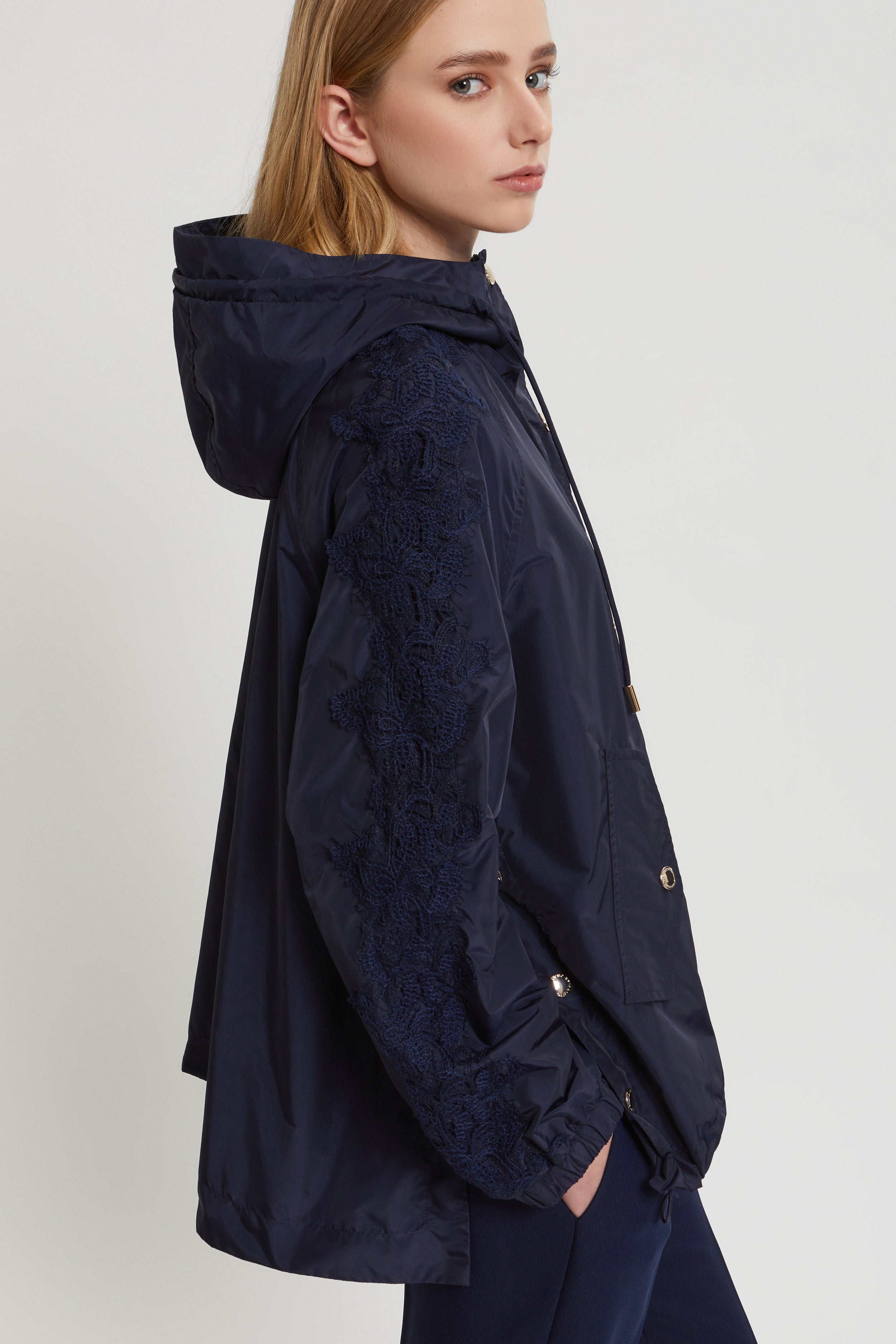 PARKA CORTO CON RICAMO