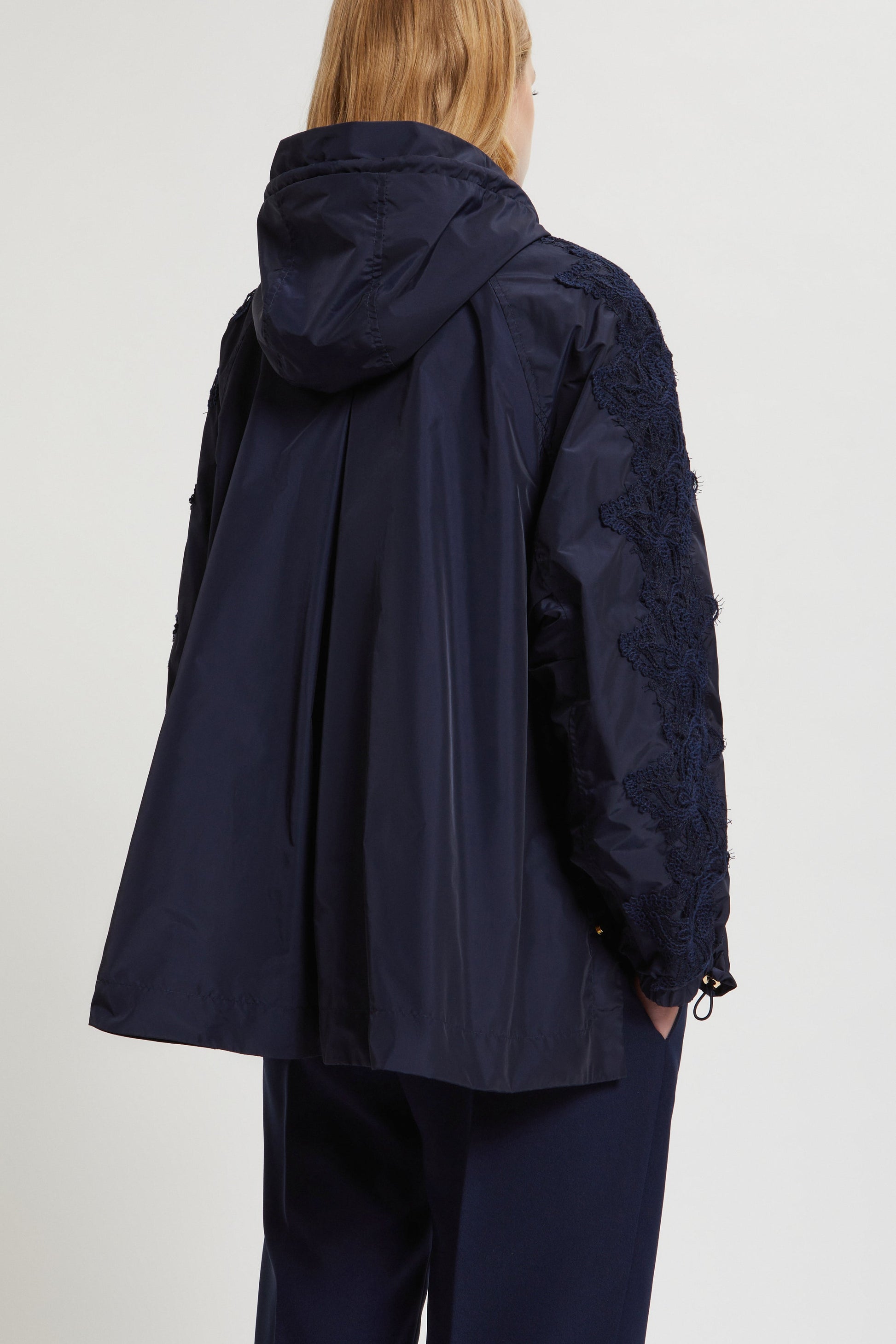 PARKA CORTO CON RICAMO