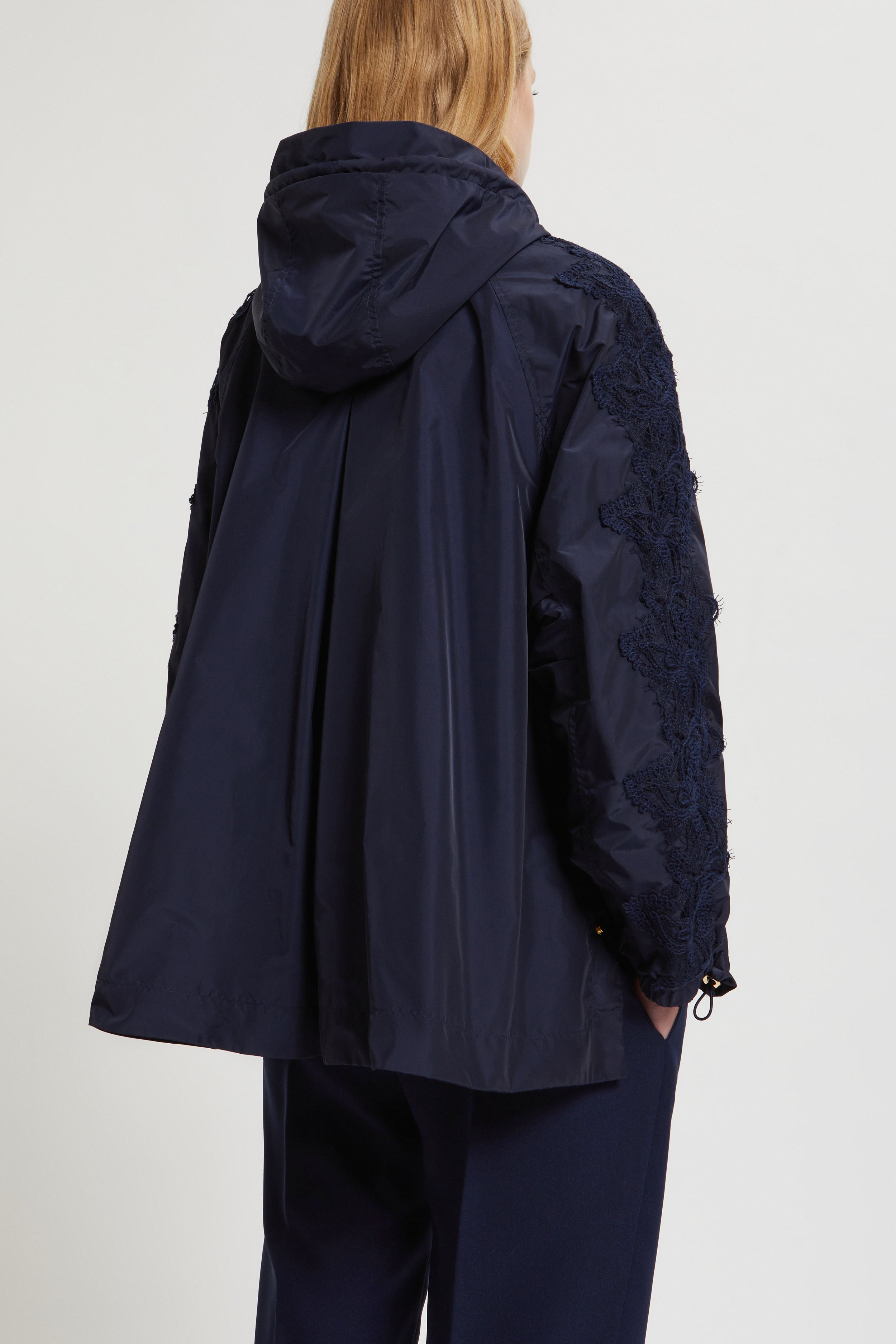 PARKA CORTO CON RICAMO