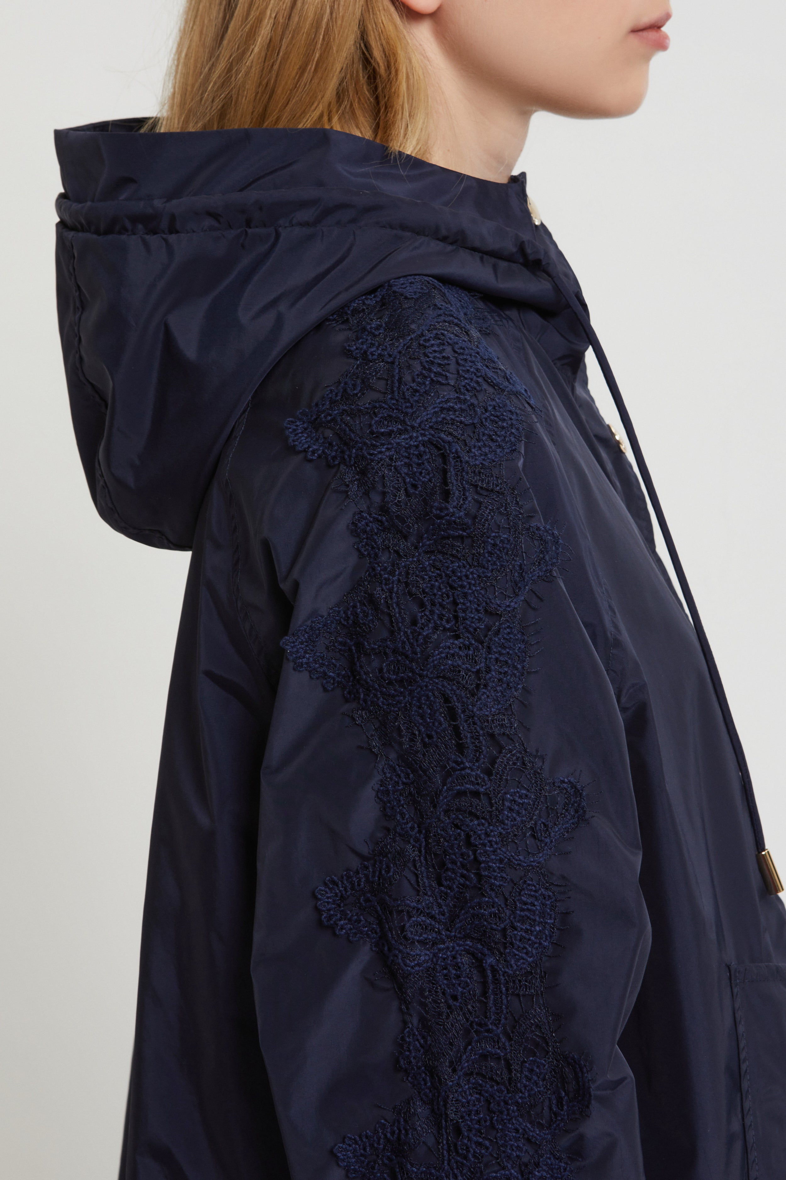 Image of PARKA CORTO CON RICAMO