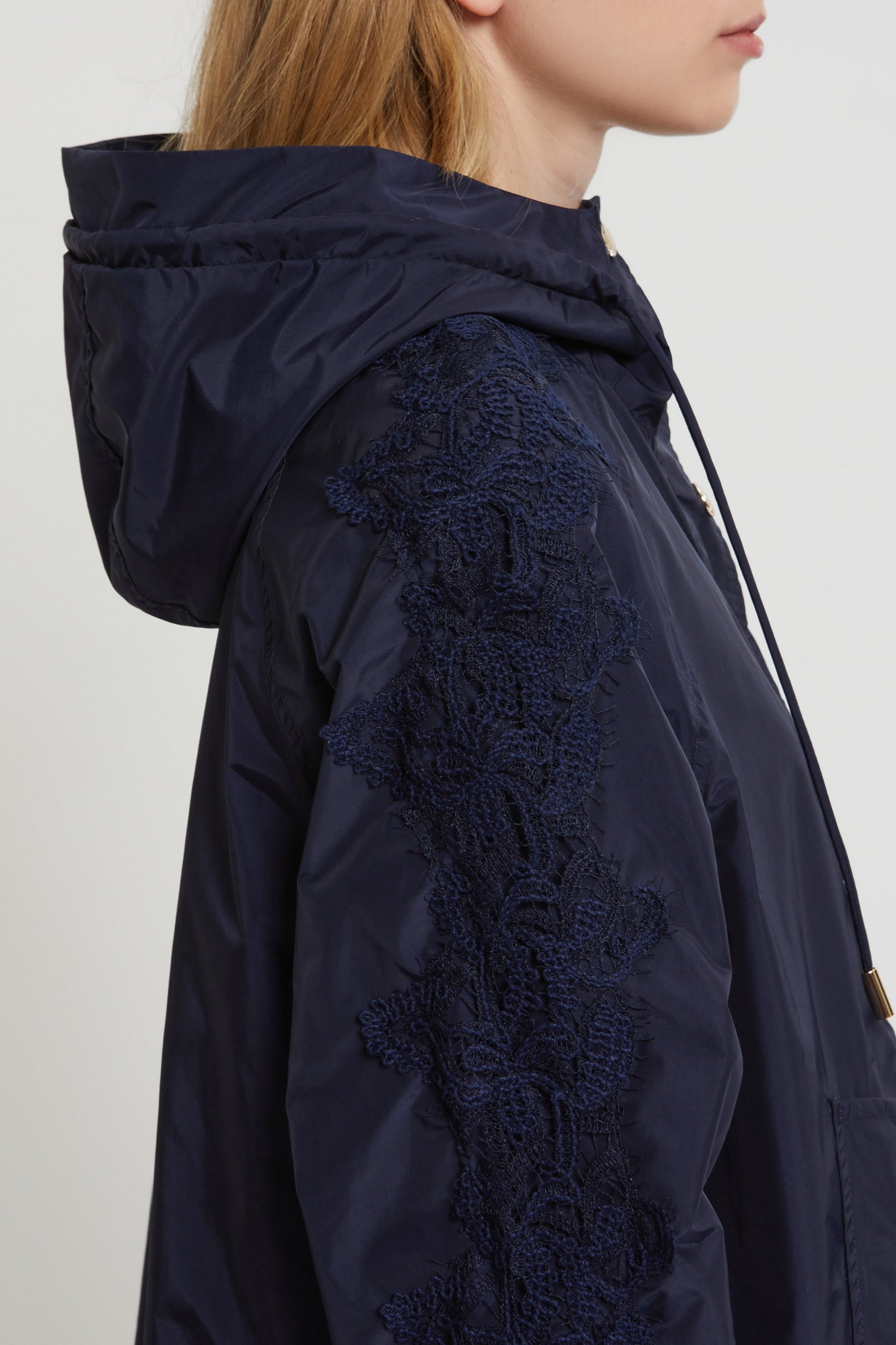 PARKA CORTO CON RICAMO