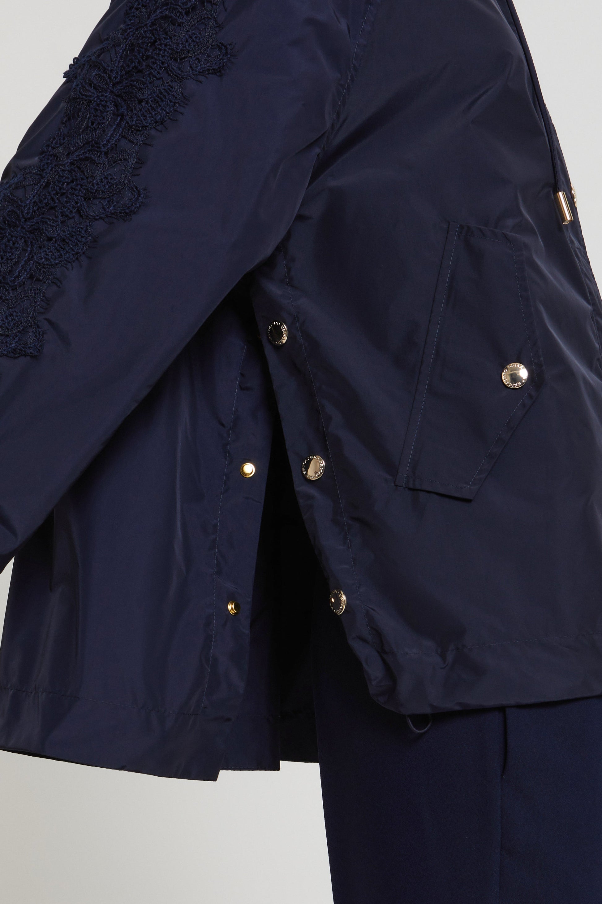 PARKA CORTO CON RICAMO