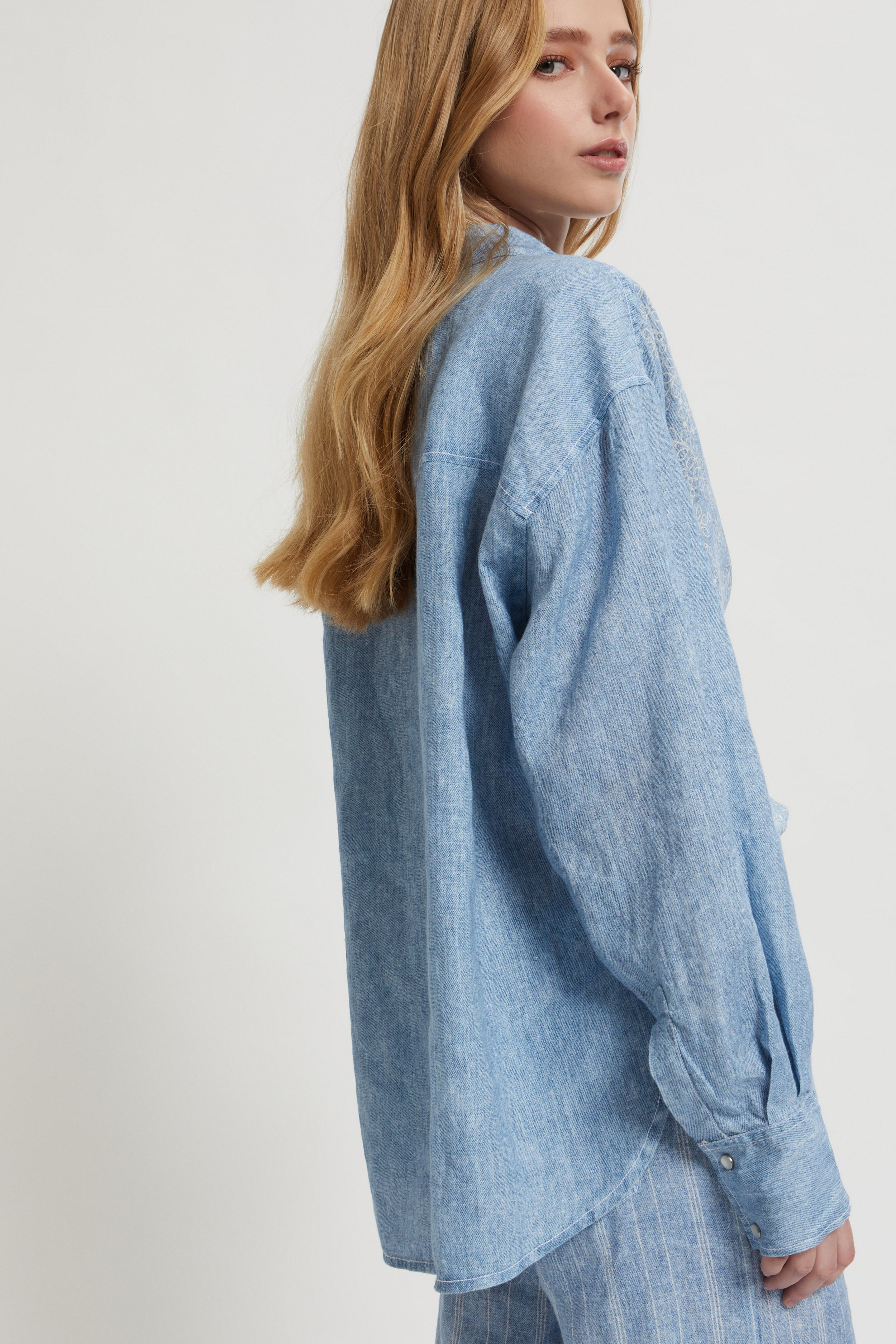 Image of CAMICIA IN LINO STAMPA DENIM E PIZZO