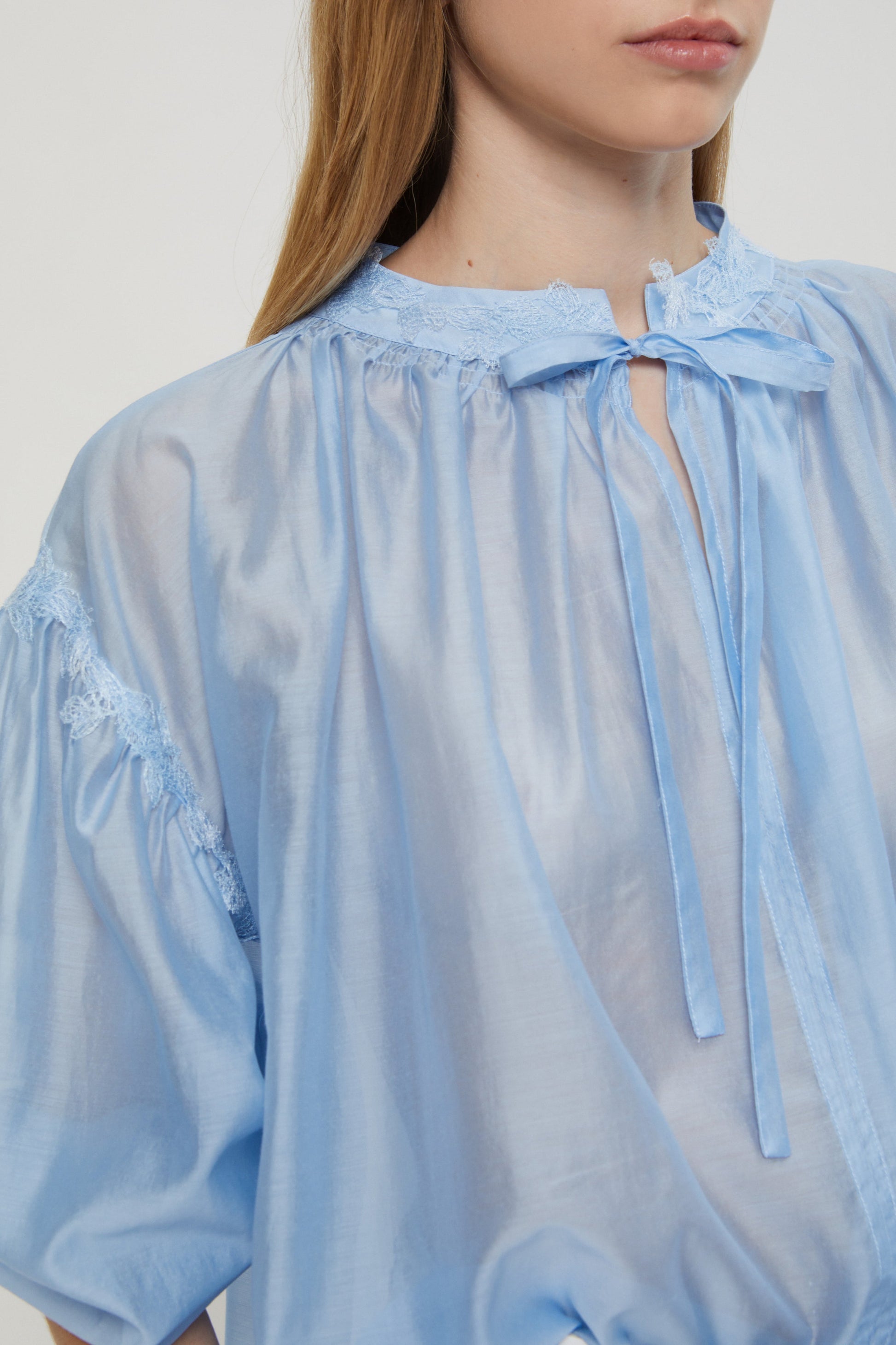 BLOUSE WITH LACE APPLICATION