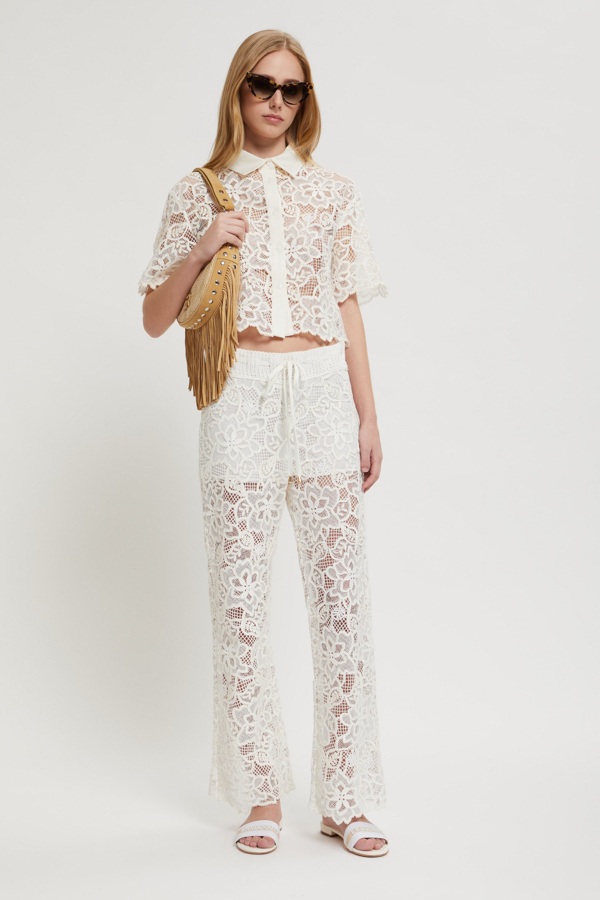 CHEMISE COURTE EN DENTELLE REBRODĖ