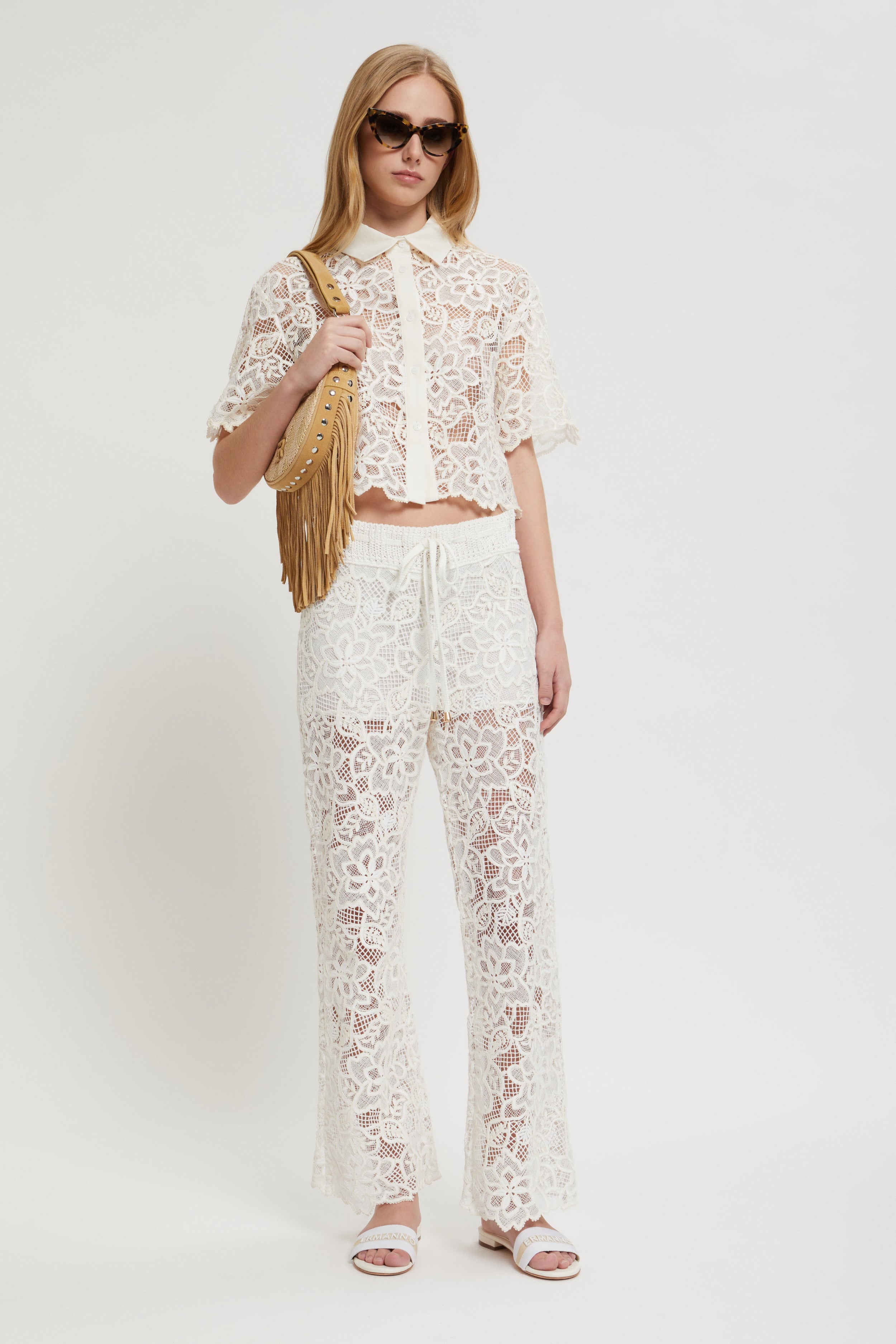 CHEMISE COURTE EN DENTELLE REBRODĖ