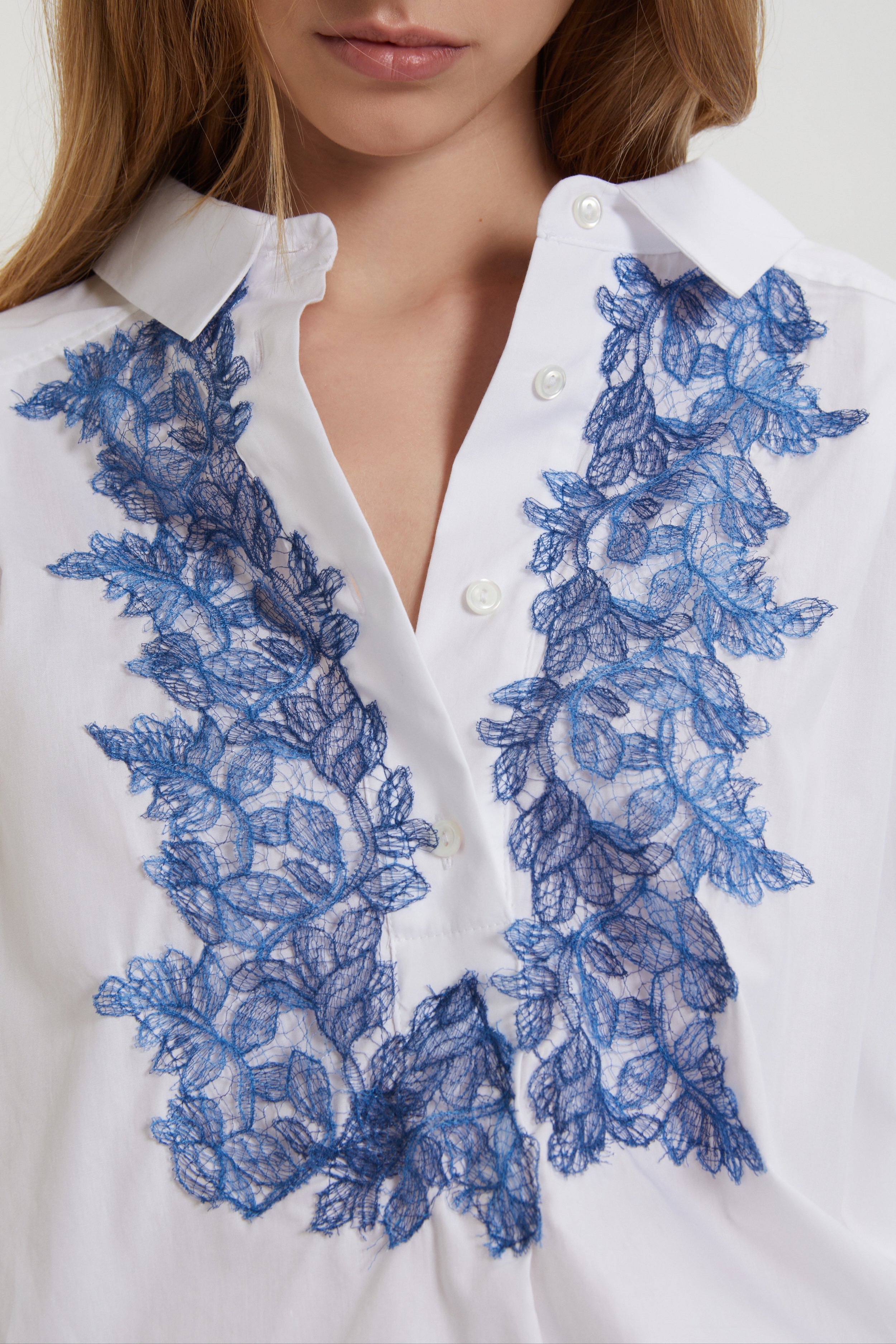 CAMICIA IN POPELINE CON PIZZO SFUMATO