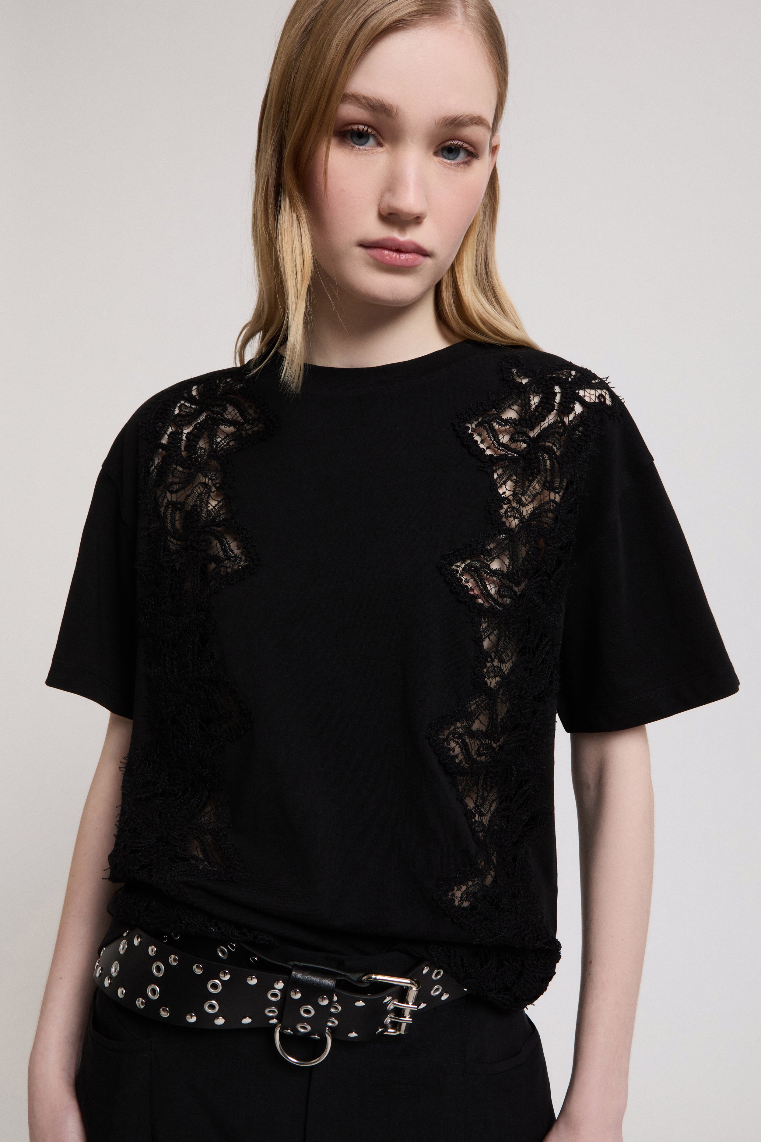 T-SHIRT AVEC BRODERIE EN DENTELLE REBRODĖ