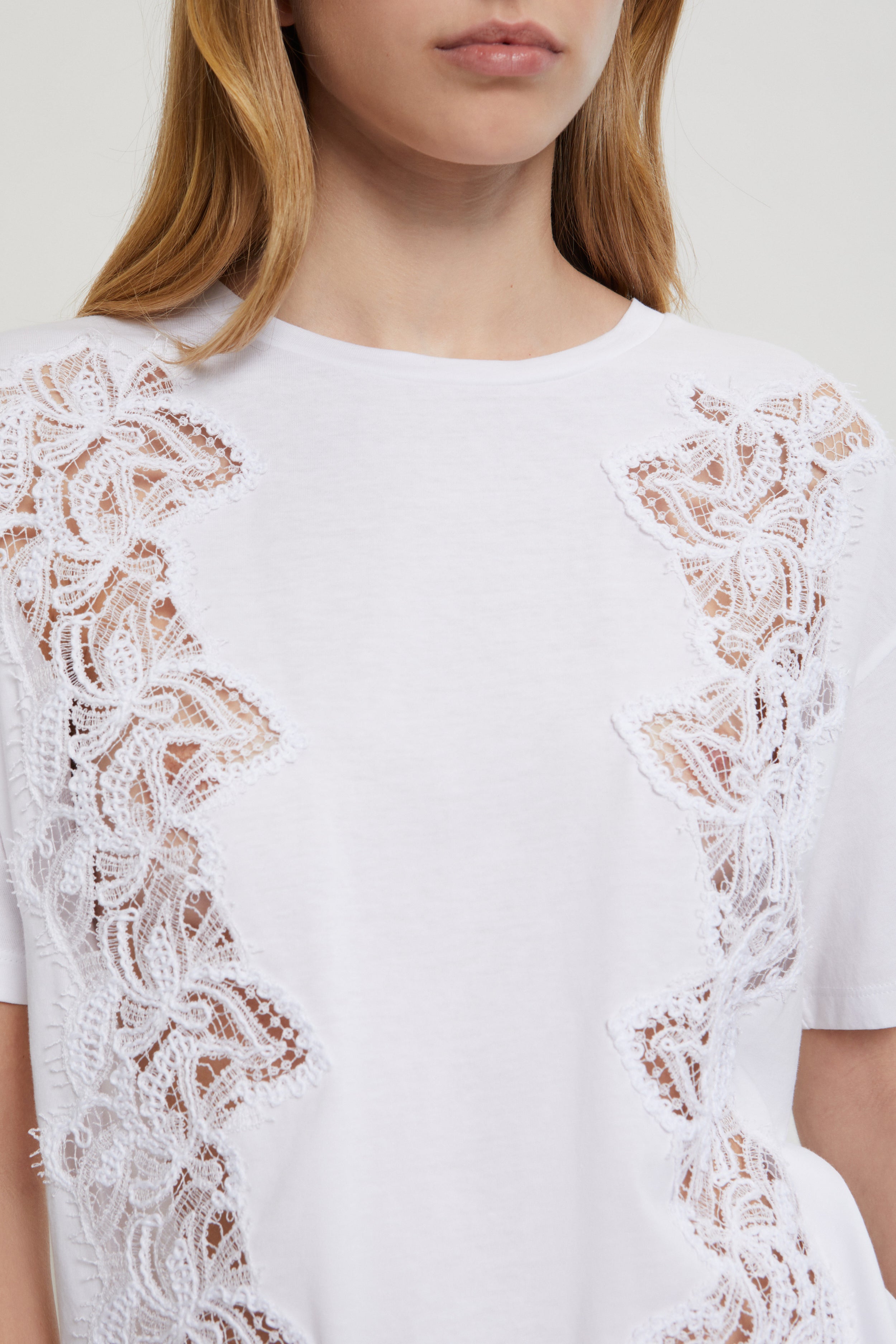 T-SHIRT AVEC BRODERIE EN DENTELLE REBRODĖ