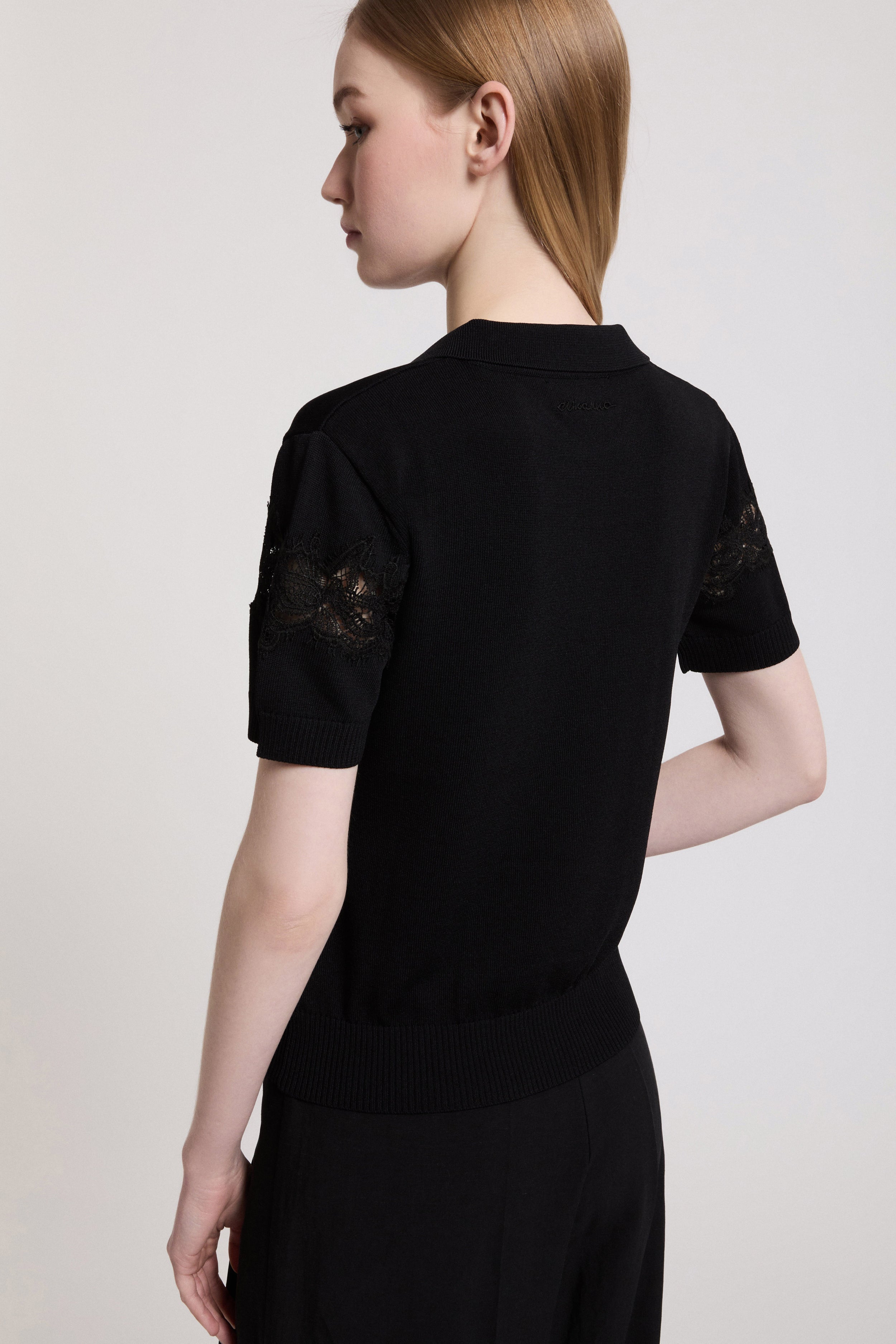 Image of MAGLIA A POLO CON PIZZI RICAMATI