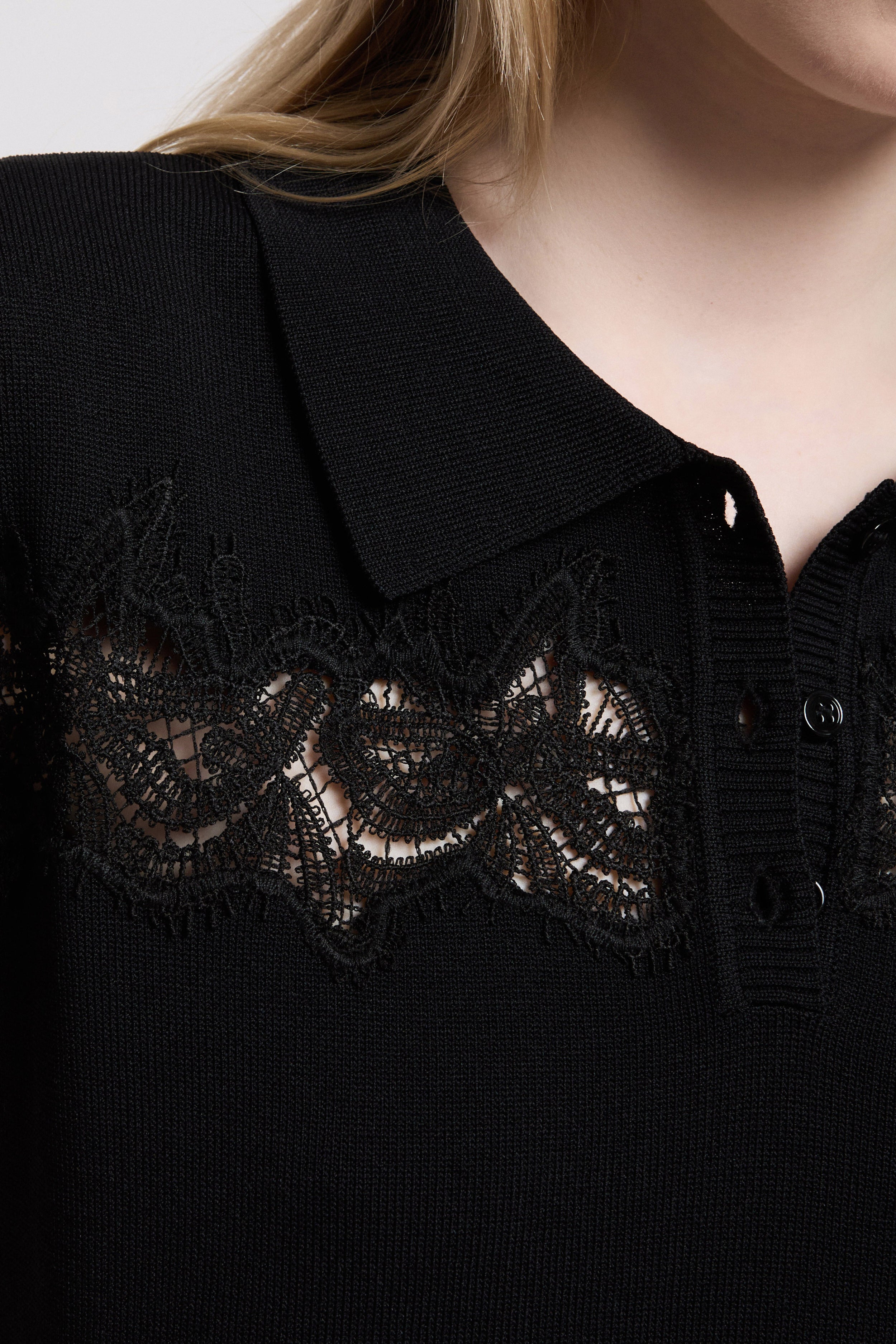 Image of MAGLIA A POLO CON PIZZI RICAMATI