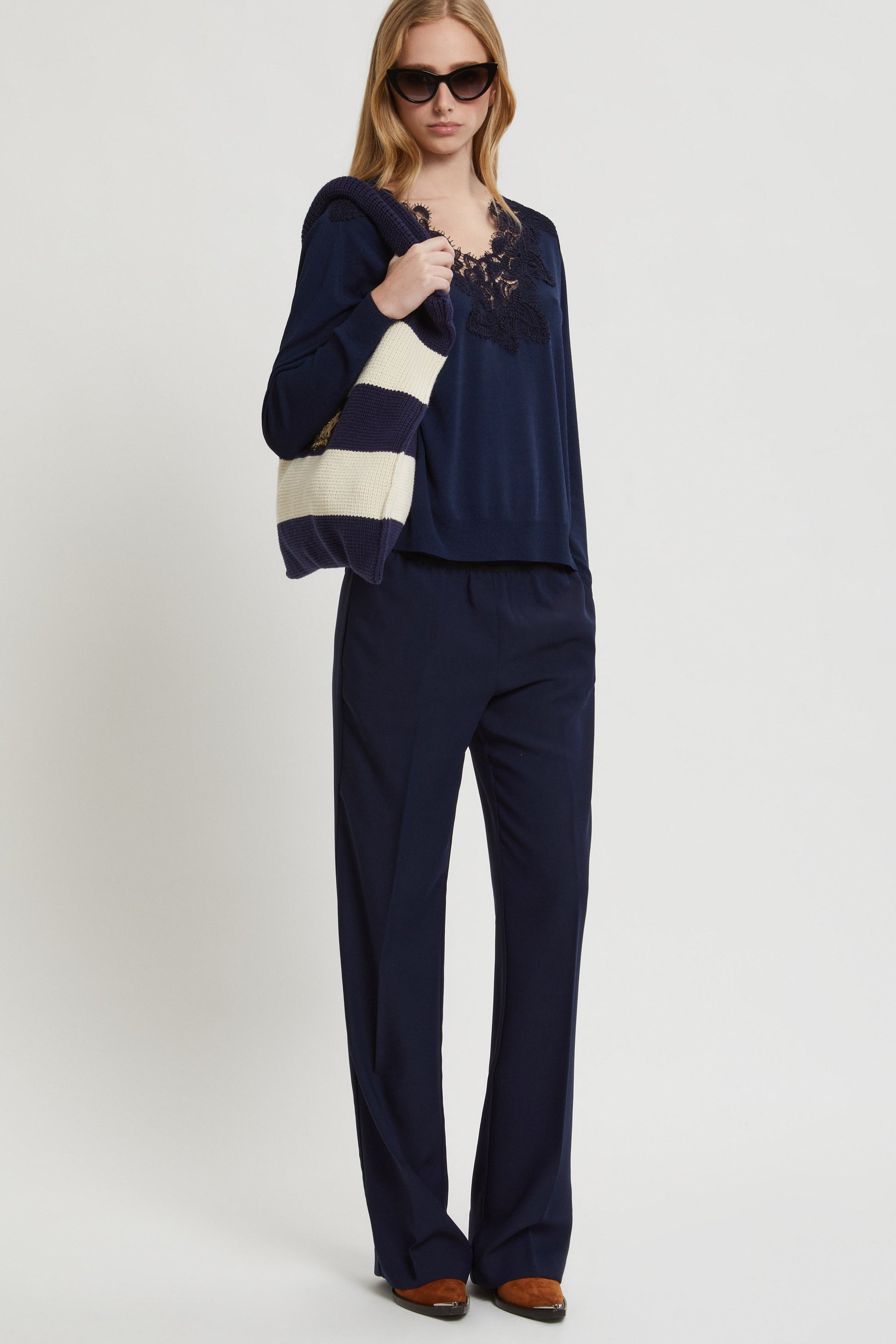 MAGLIA SOTTILE SCOLLATA CON PIZZO REBRODÉ