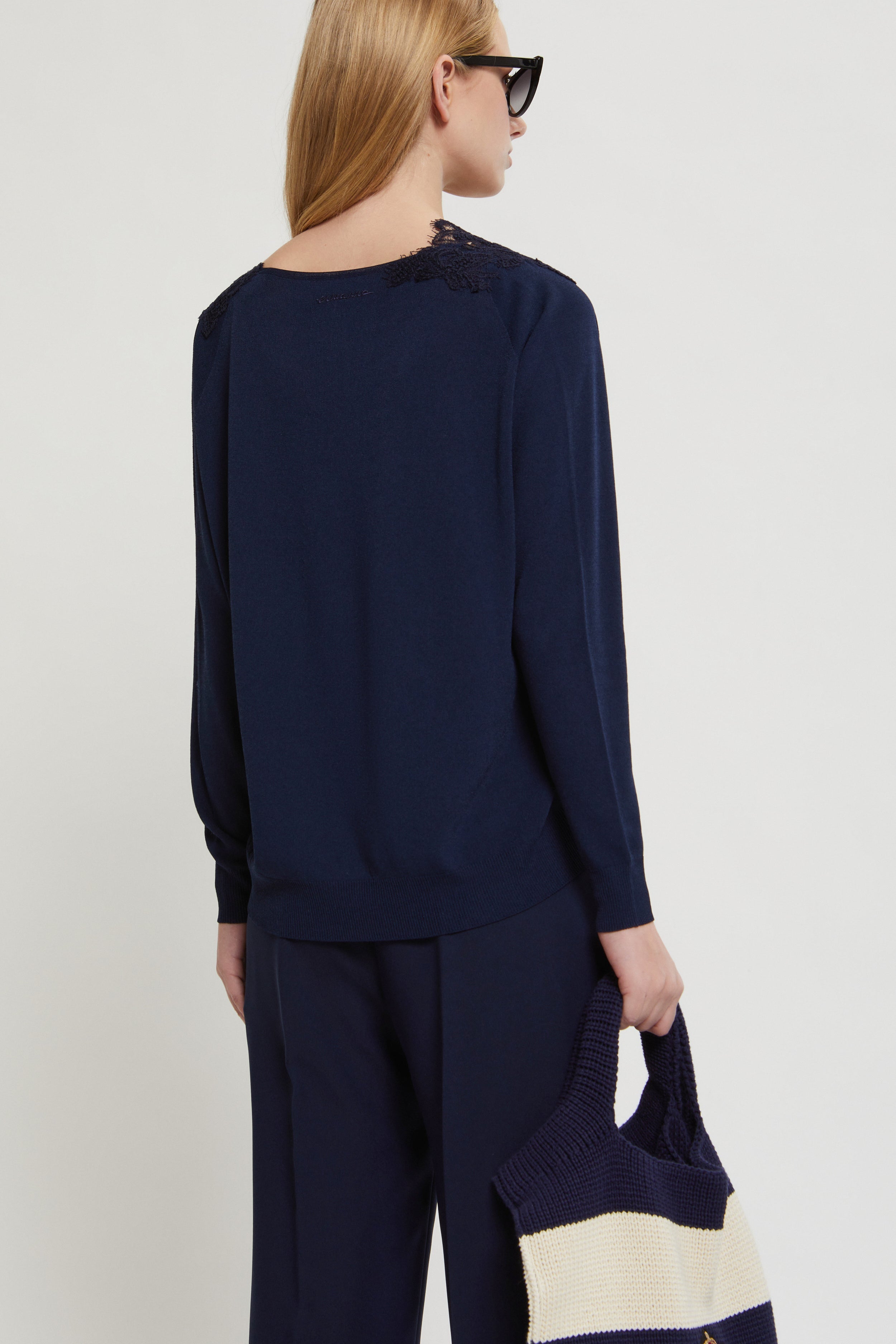 Image of PULL À LARGE ENCOLURE V AVEC DENTELLE REBRODÉE