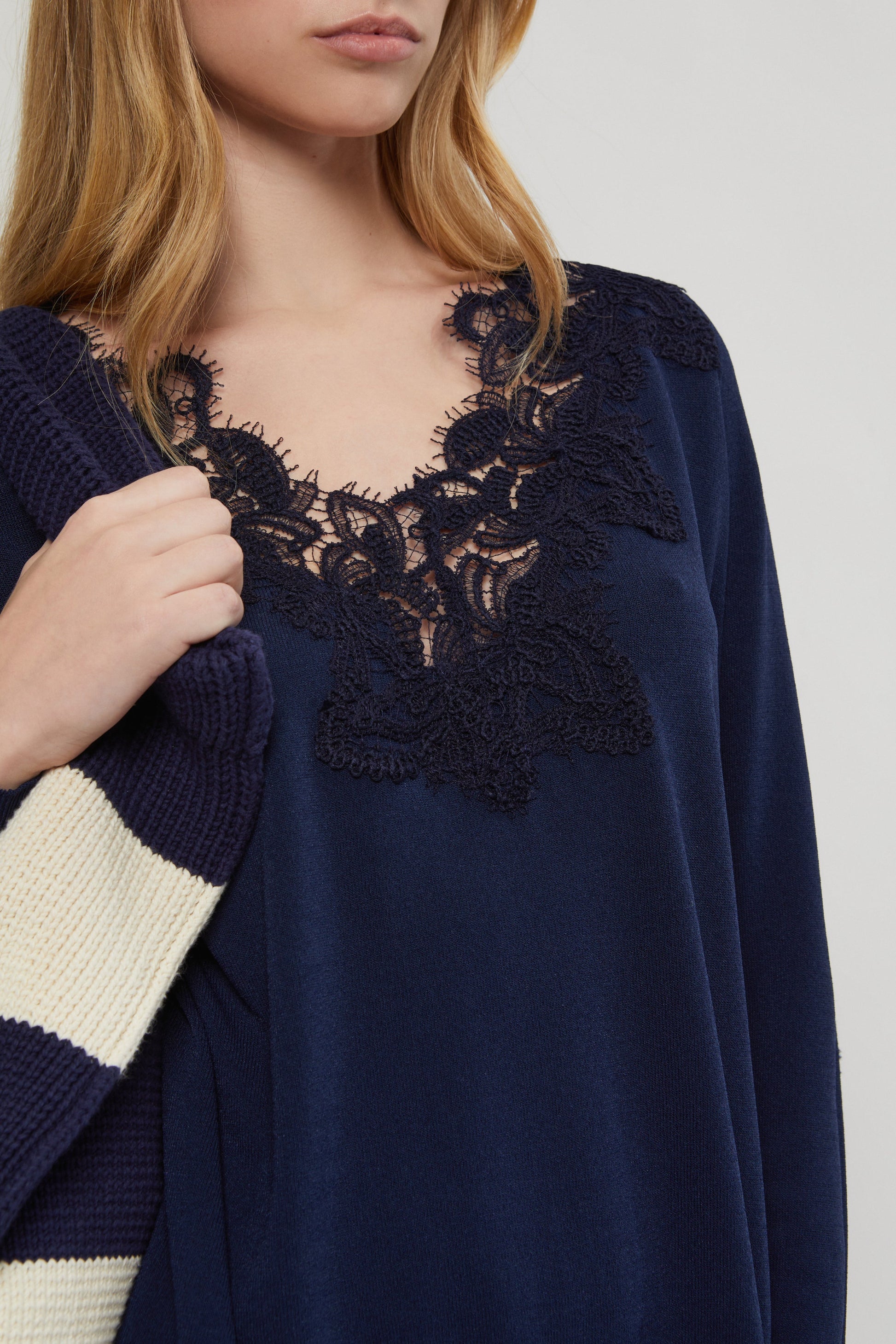 MAGLIA SOTTILE SCOLLATA CON PIZZO REBRODÉ