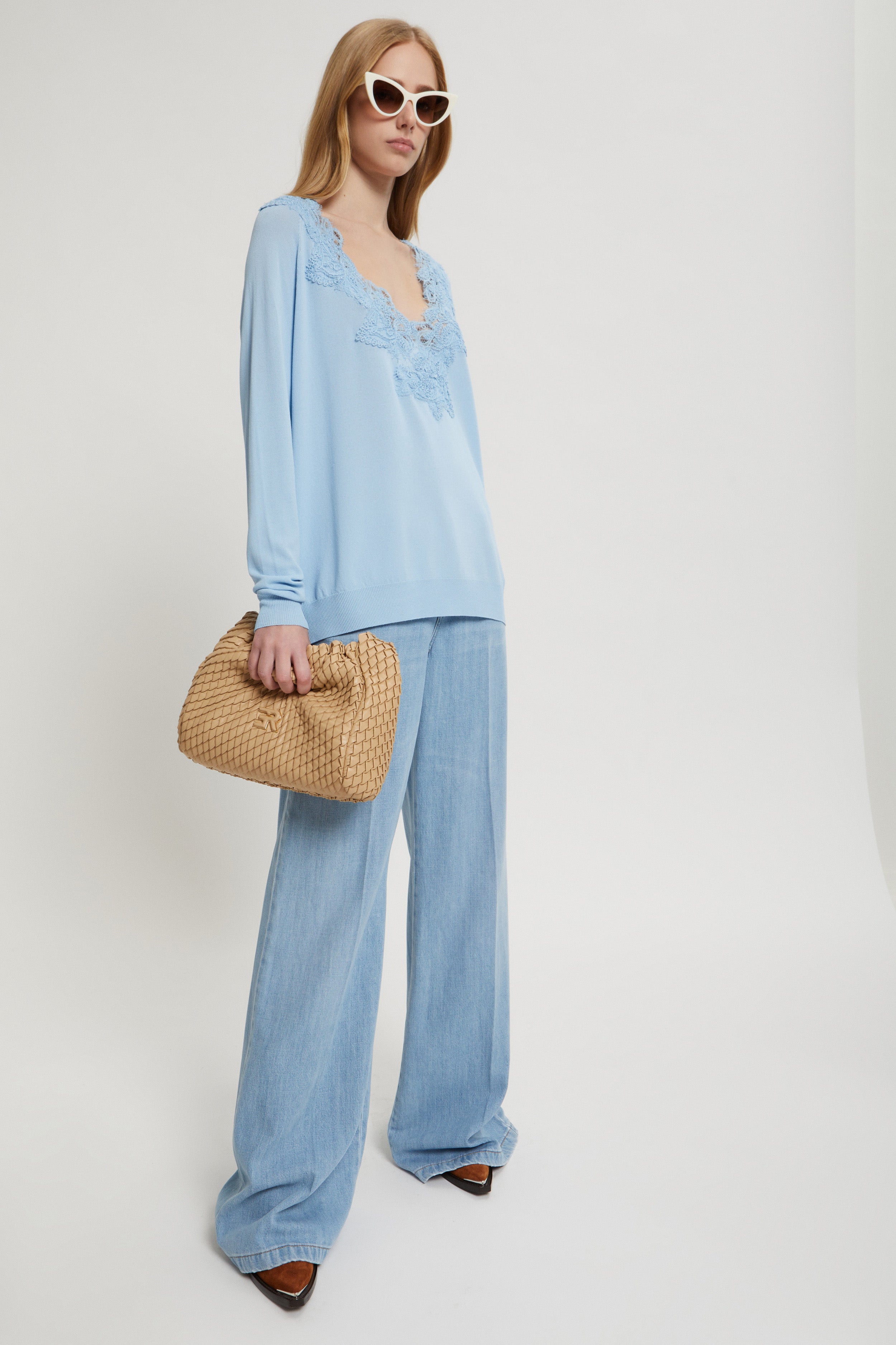 MAGLIA SOTTILE SCOLLATA CON PIZZO REBRODÉ