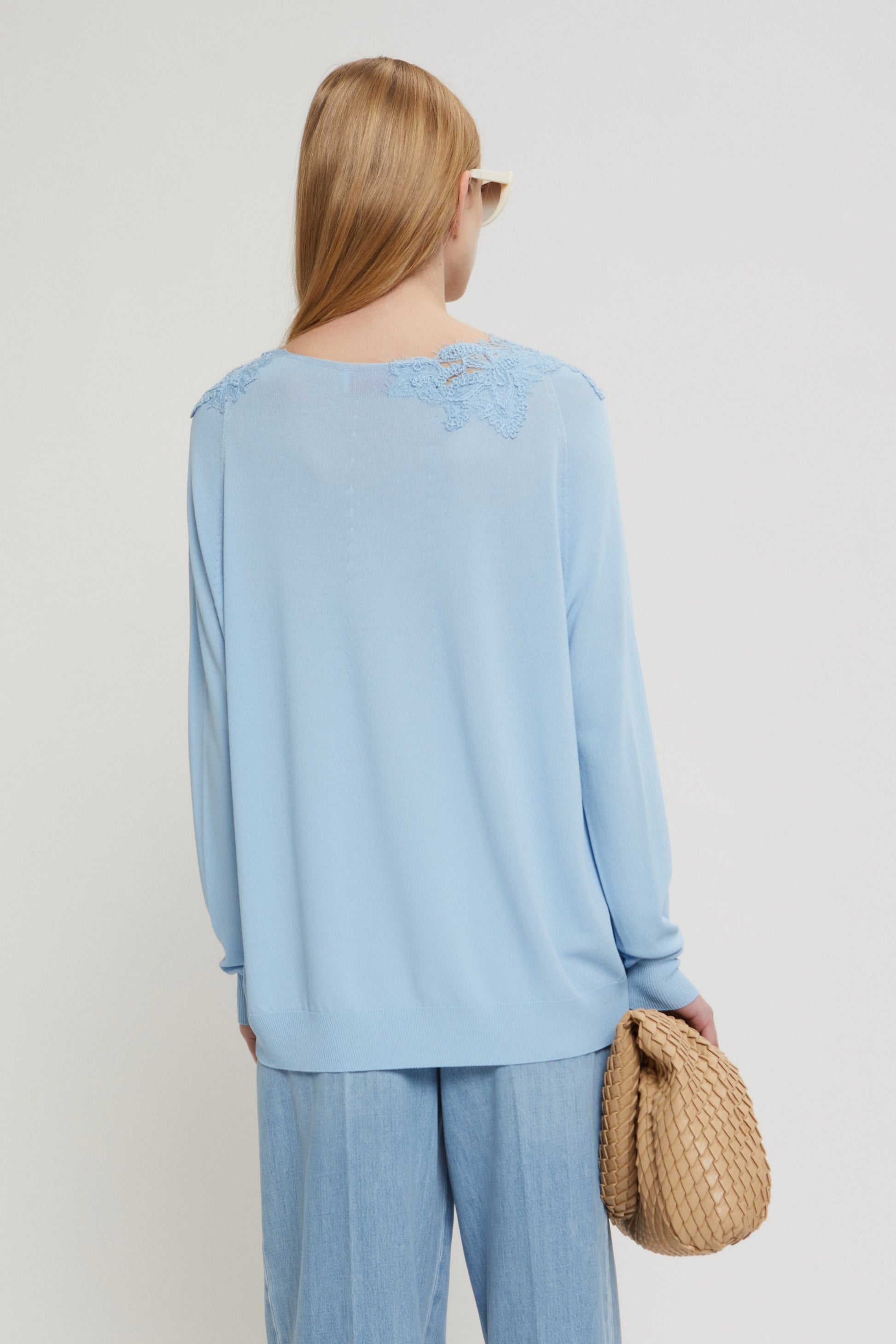 MAGLIA SOTTILE SCOLLATA CON PIZZO REBRODÉ