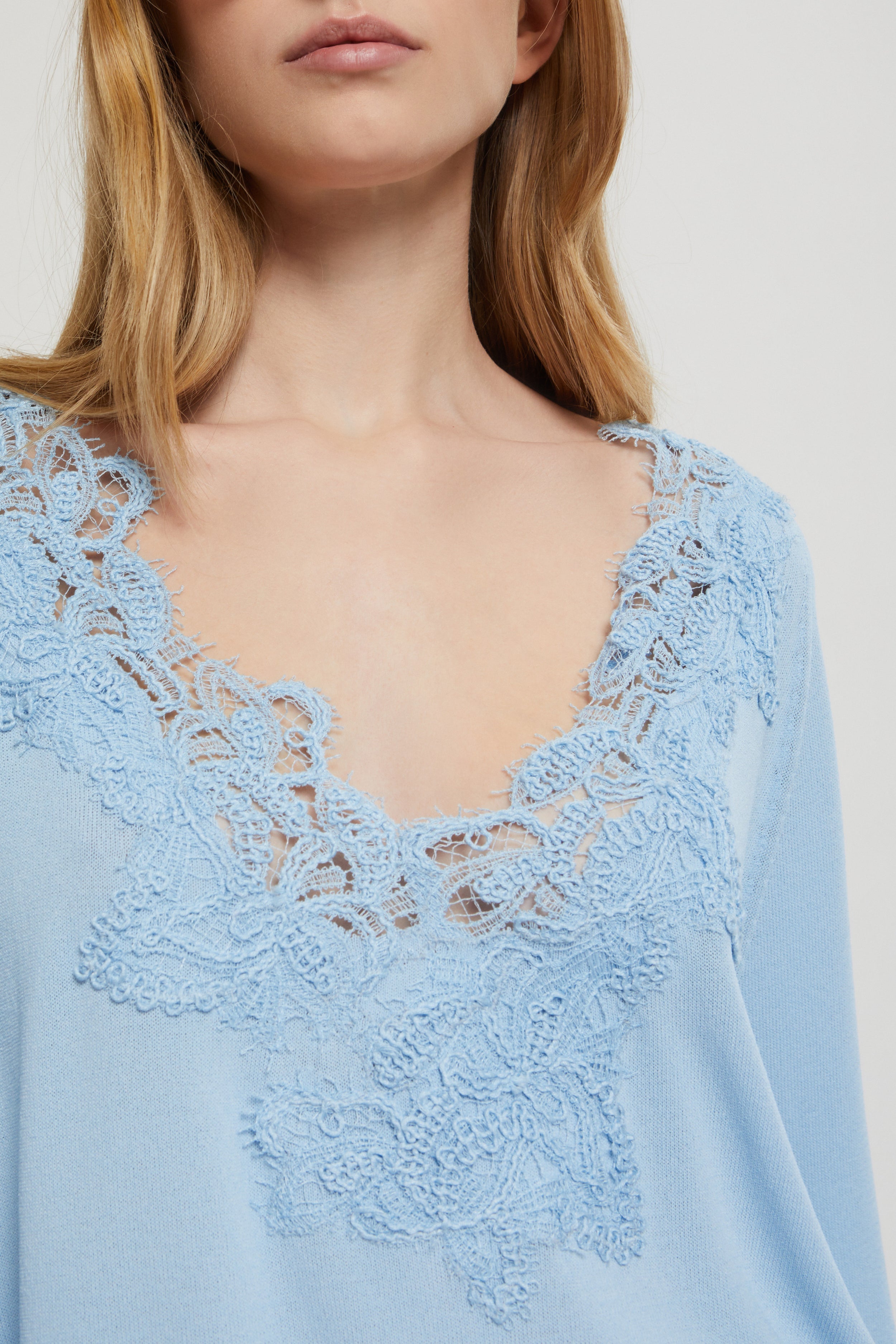 Image of PULL À LARGE ENCOLURE V AVEC DENTELLE REBRODÉE