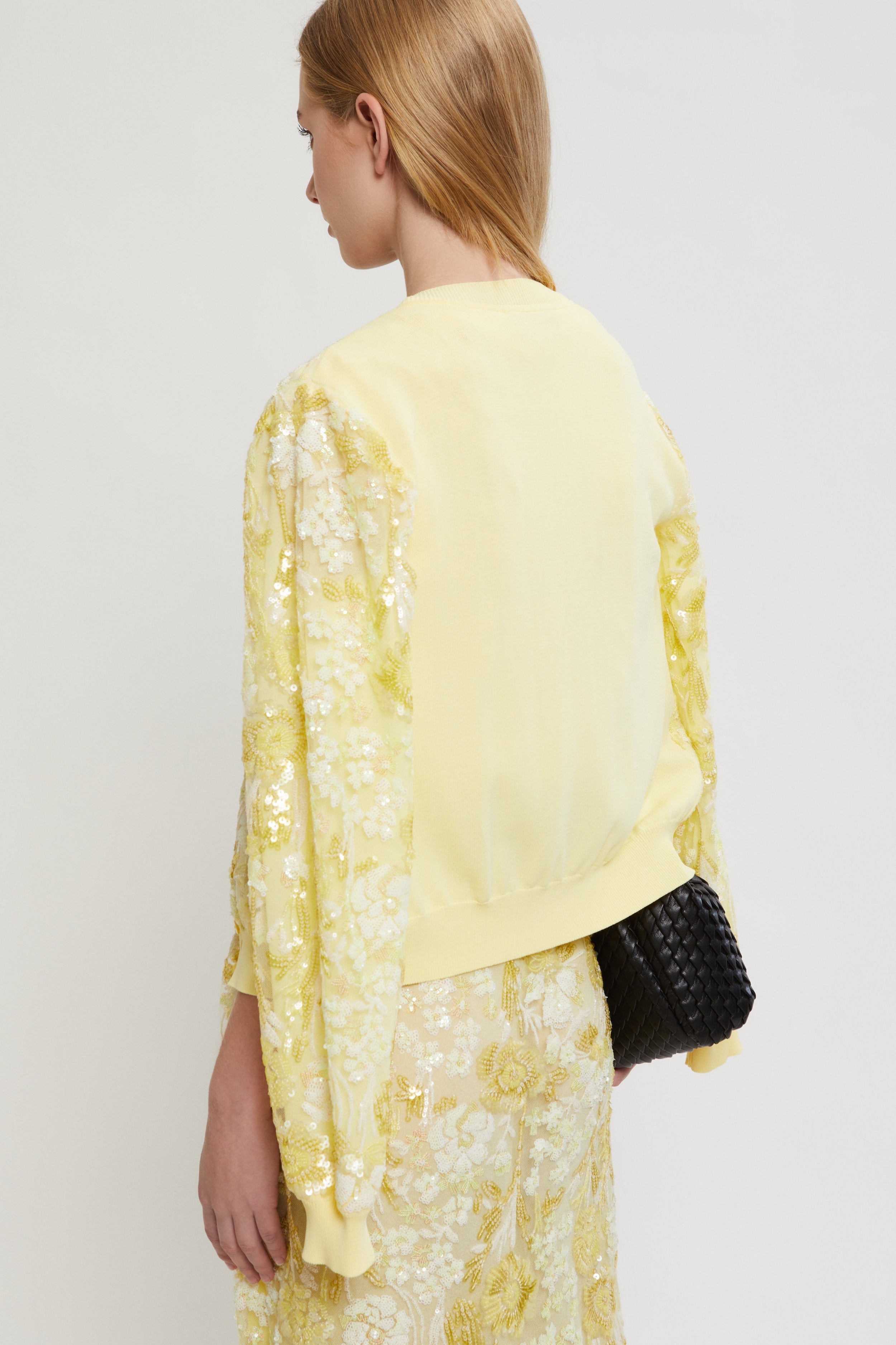 CARDIGAN DE VISCOSE AVEC FLEURS EN PAILLETTES