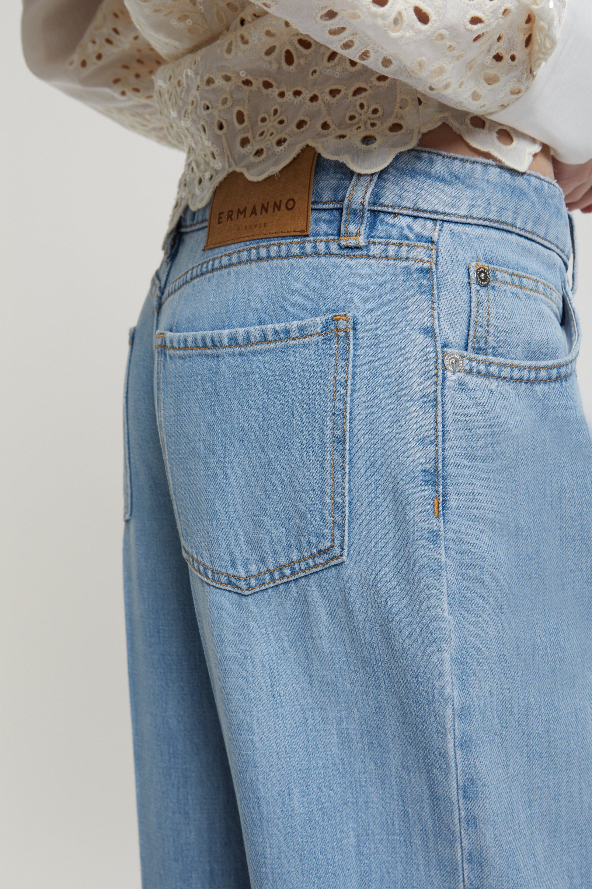 PANTALONI IN DENIM LEGGERO