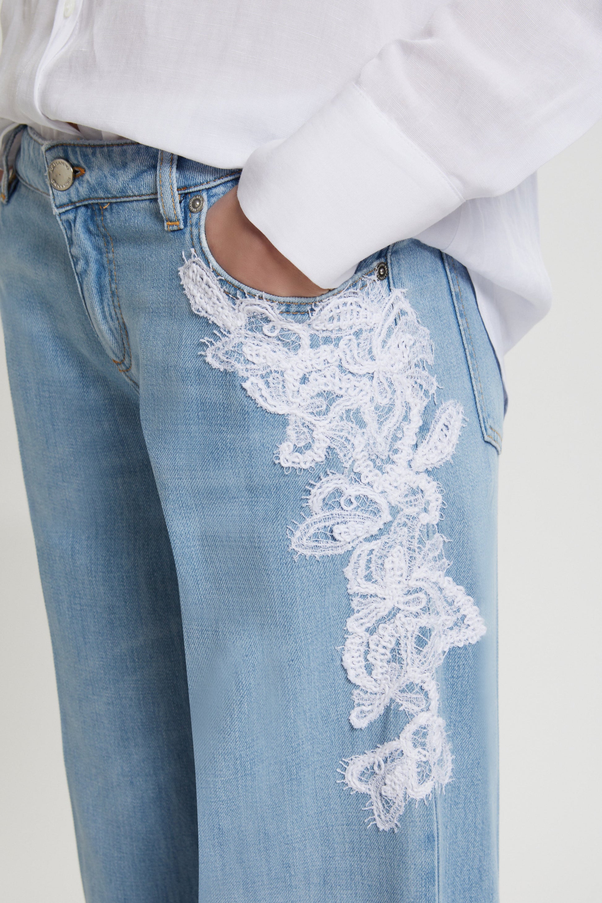 LIGHT DENIM PANTS WITH EMBROIDERY