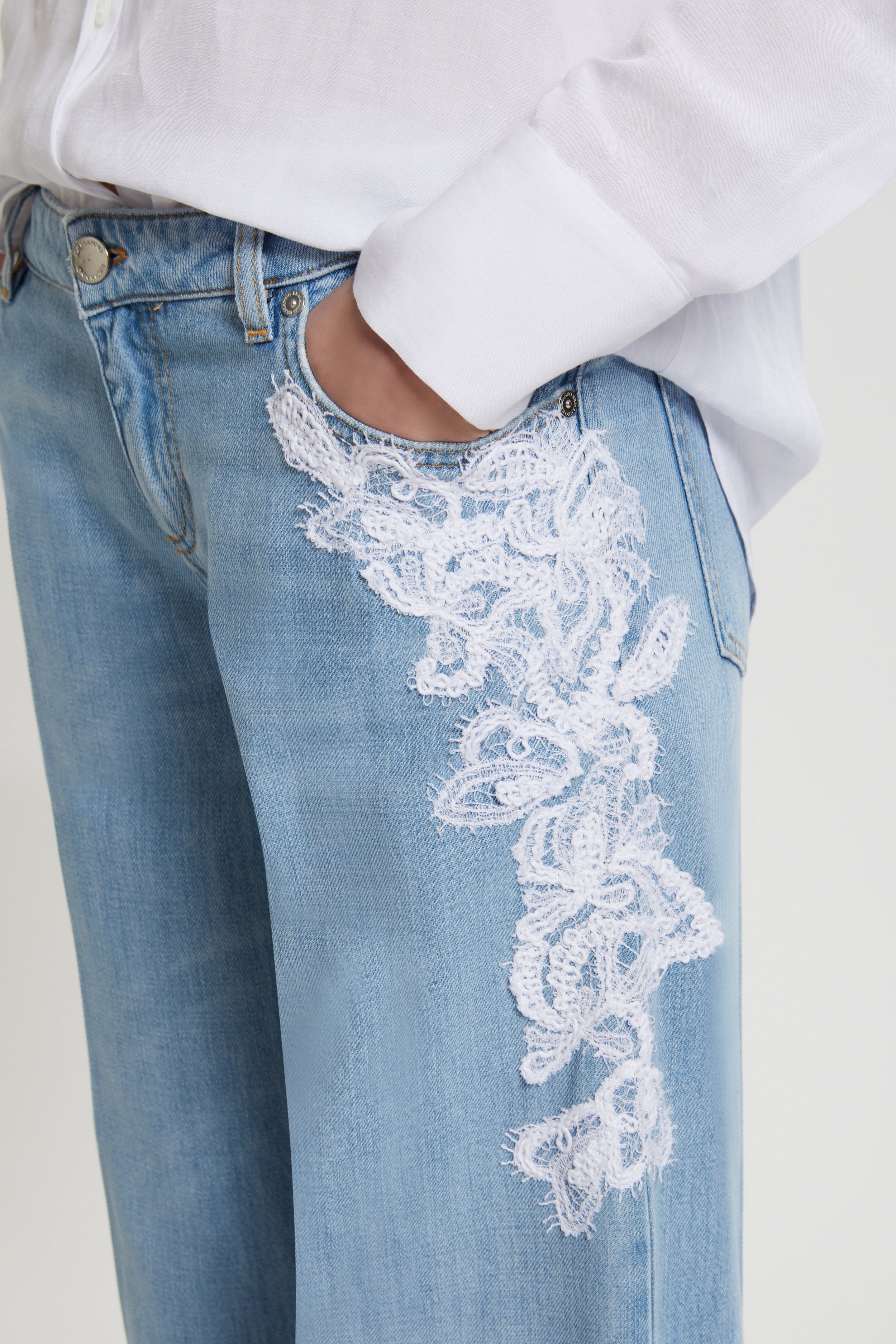 LIGHT DENIM PANTS WITH EMBROIDERY