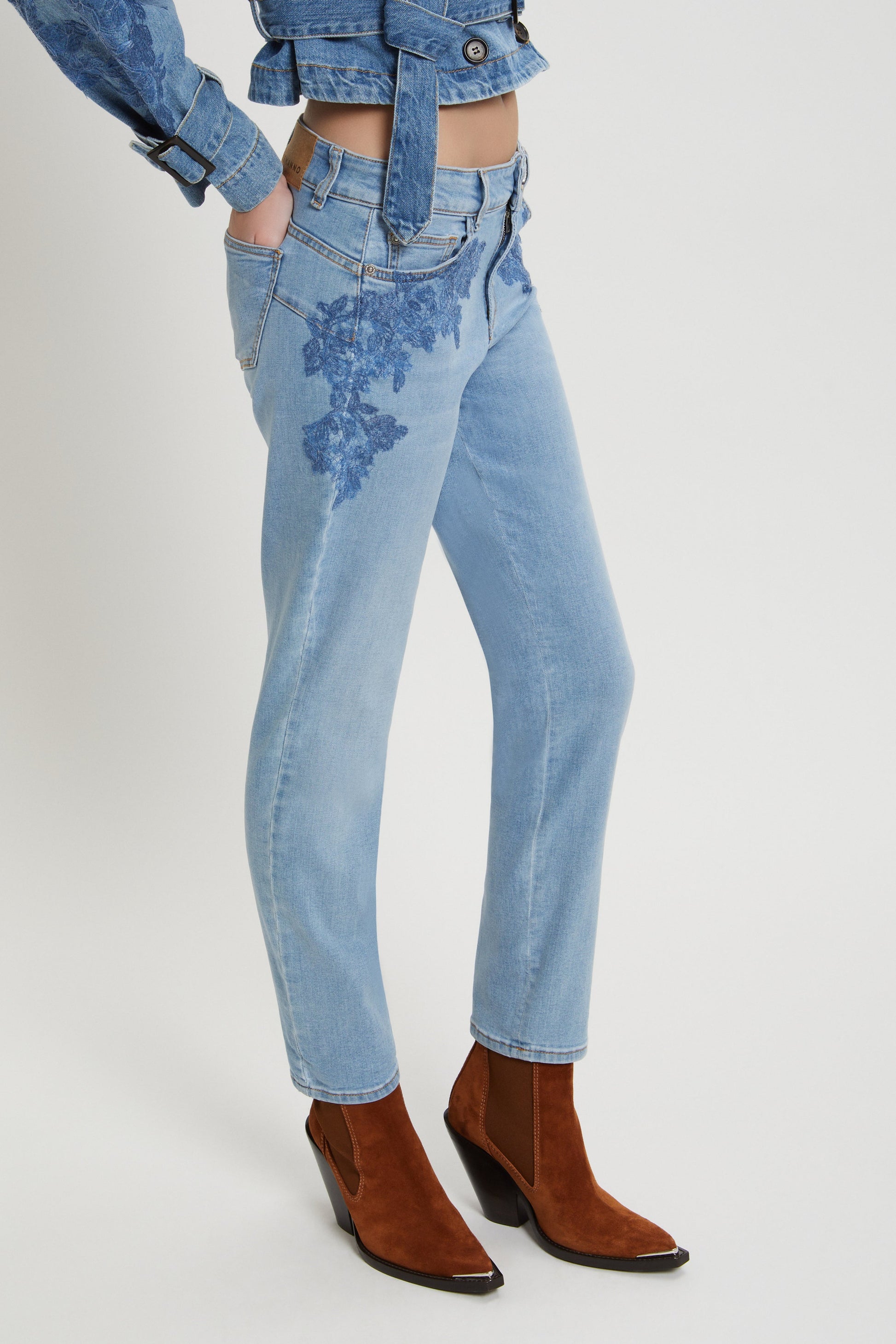 STRETCH JEANS WITH LACE