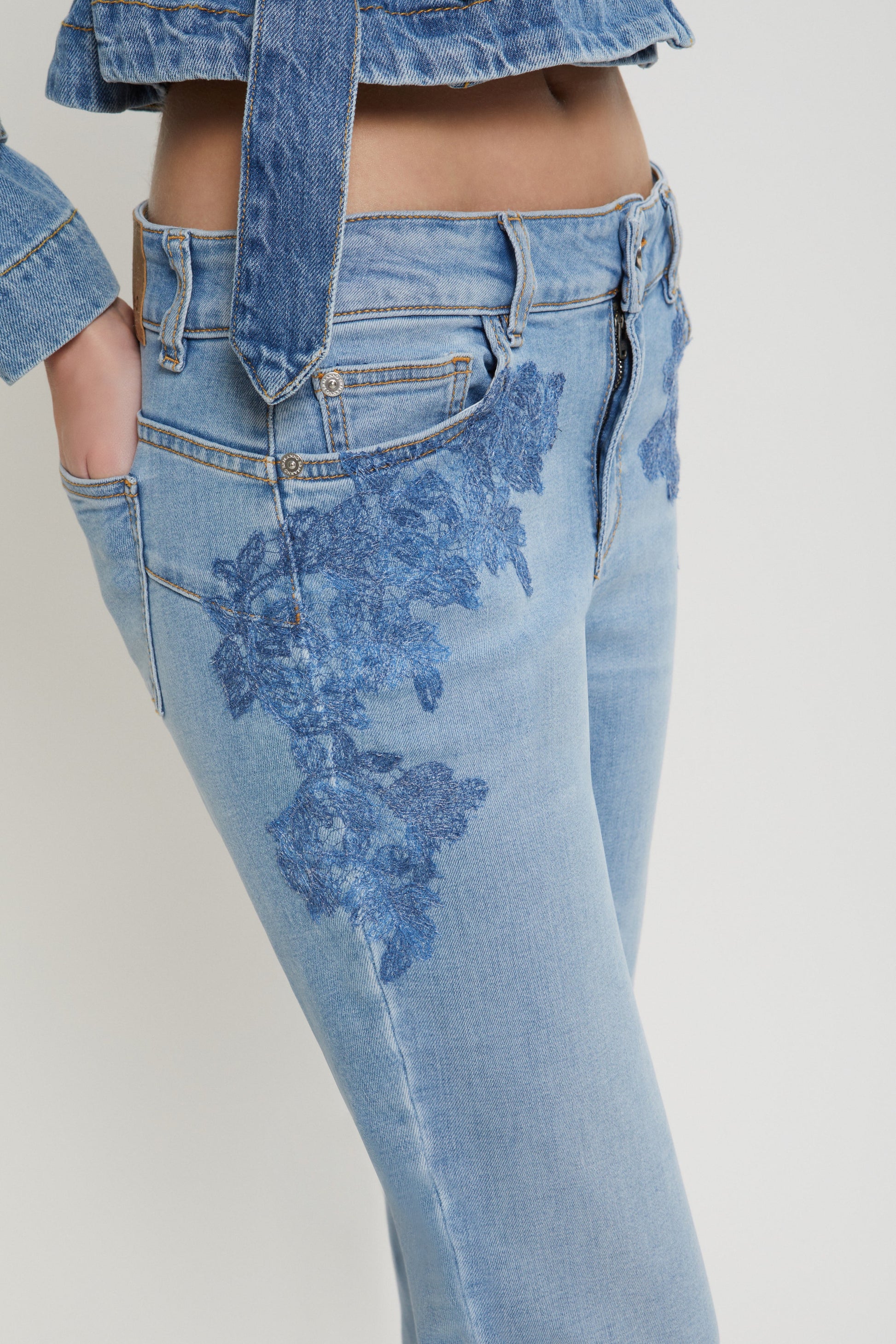 STRETCH JEANS WITH LACE