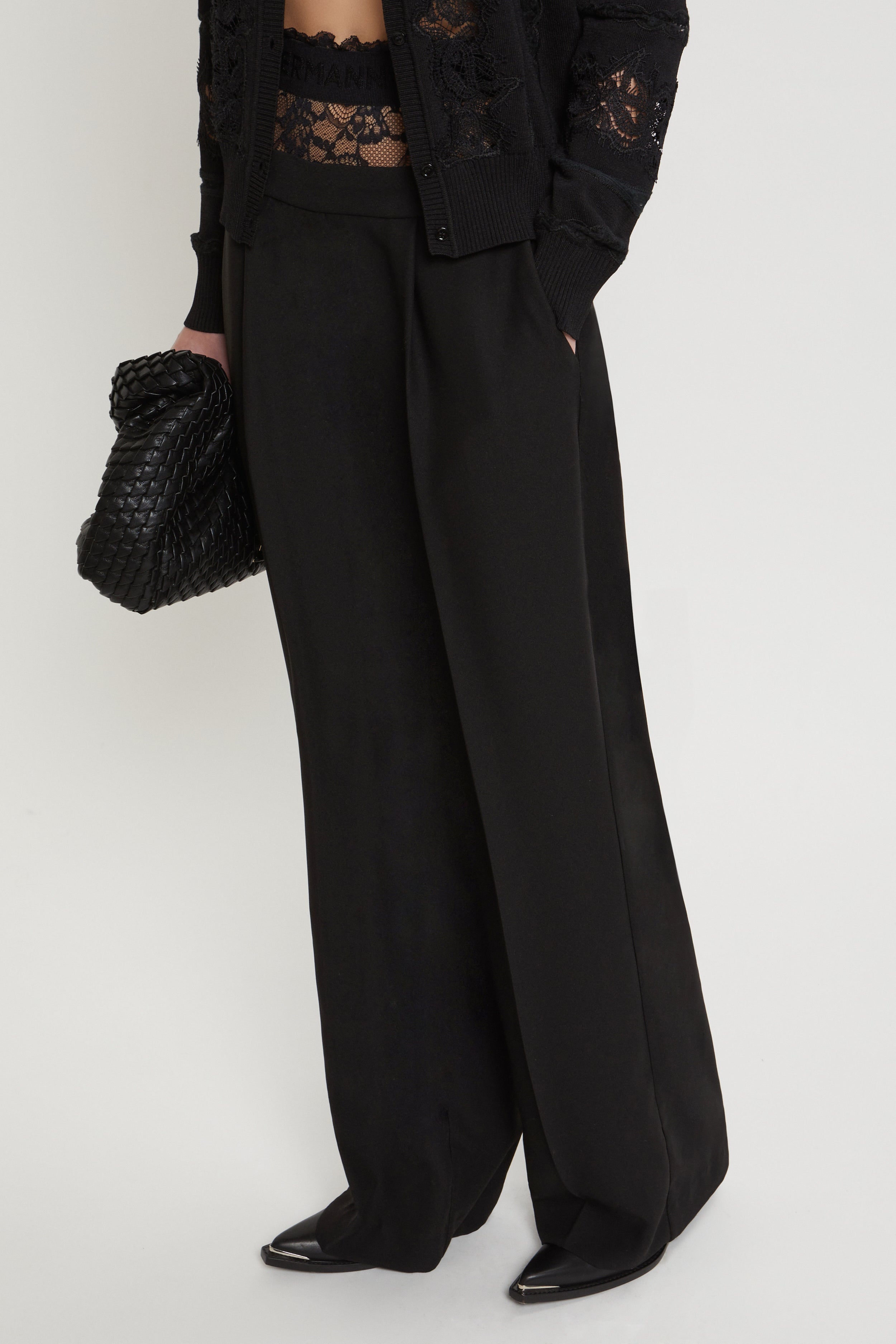 Image of PANTALON AVEC ELASTIQUE ET BASQUE EN DENTELLE À LA TAILLE