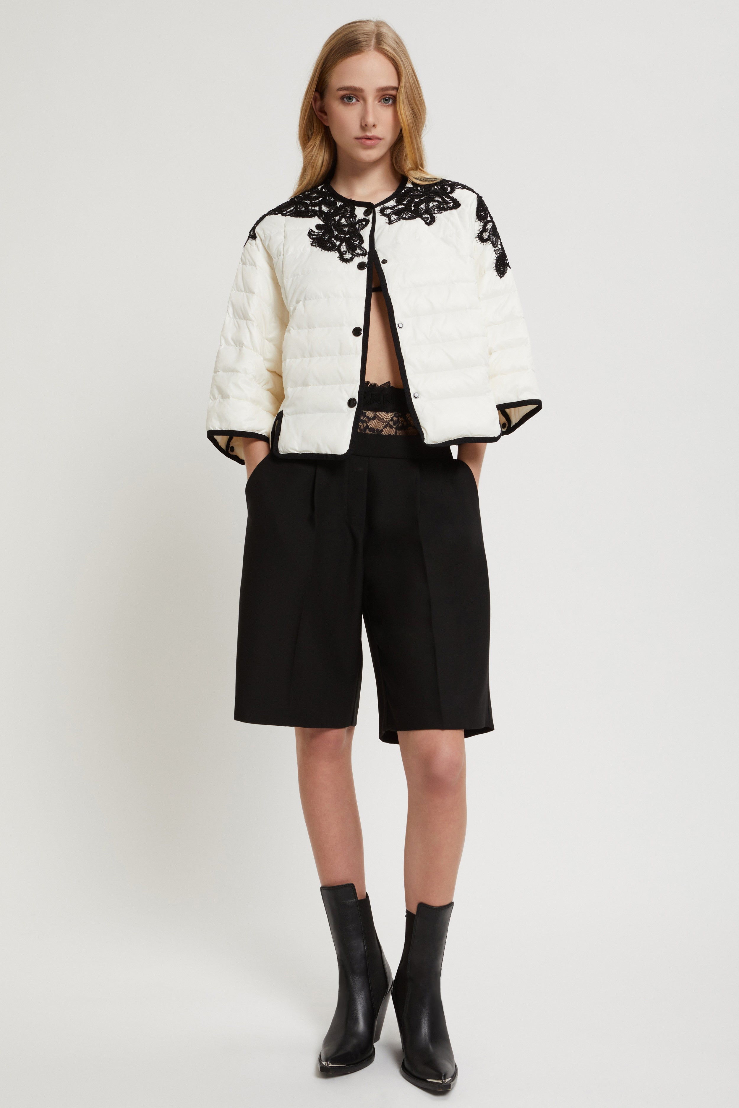BERMUDA AVEC ELASTIC À LA TAILLE ET BASQUE EN DENTELLE