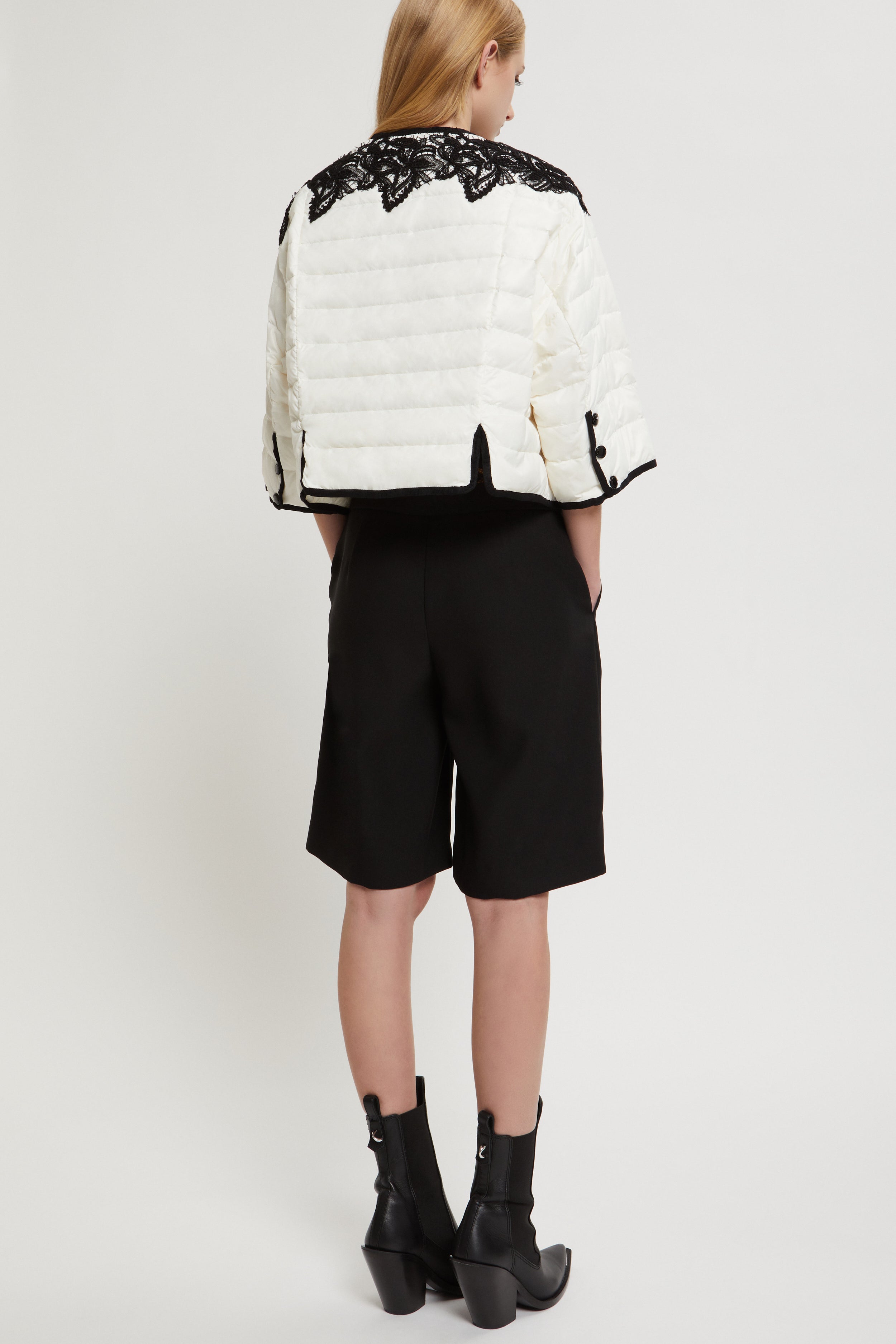 BERMUDA AVEC ELASTIC À LA TAILLE ET BASQUE EN DENTELLE