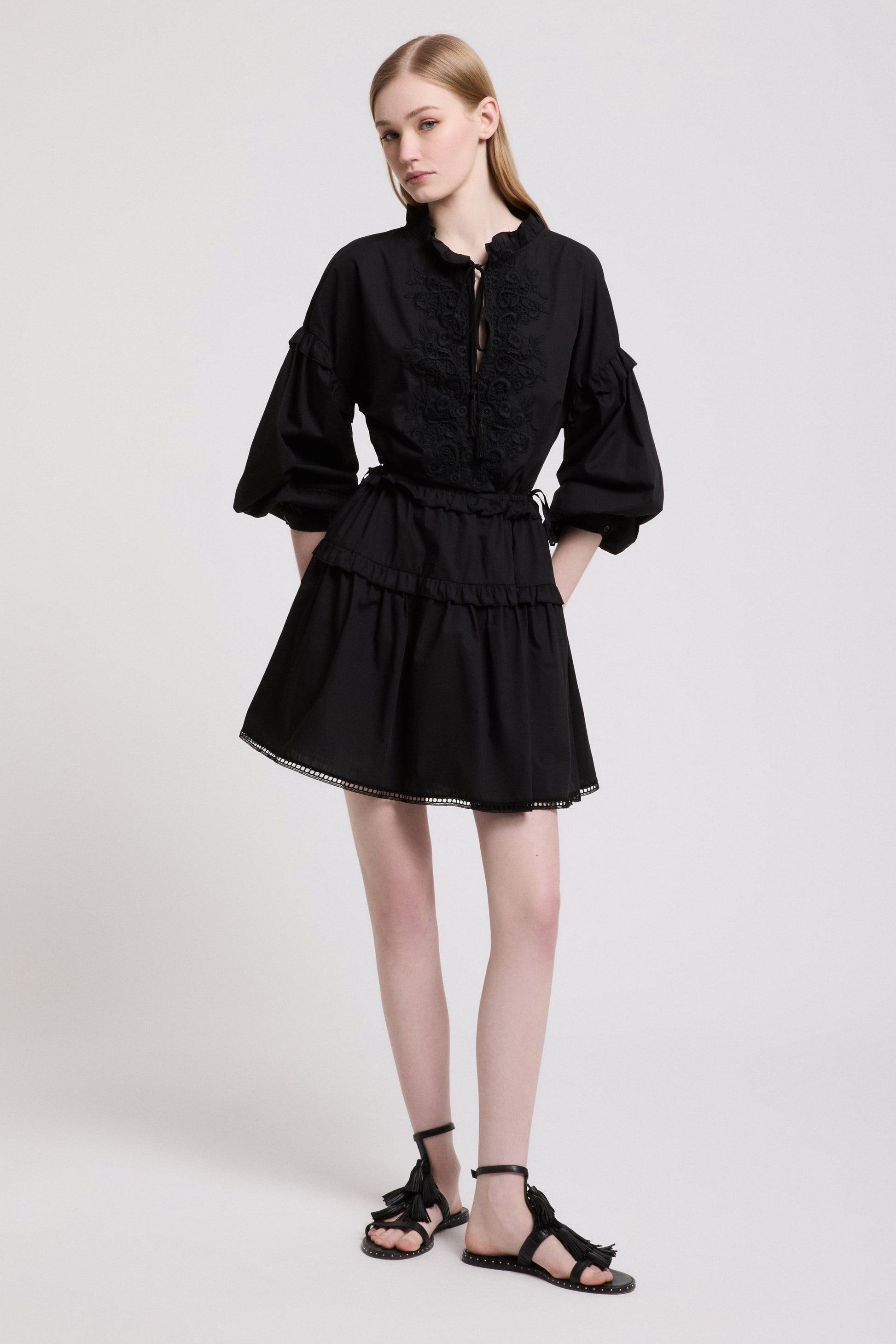 ROBE EN POPELINE AVEC DENTELLE ET VOLANTS